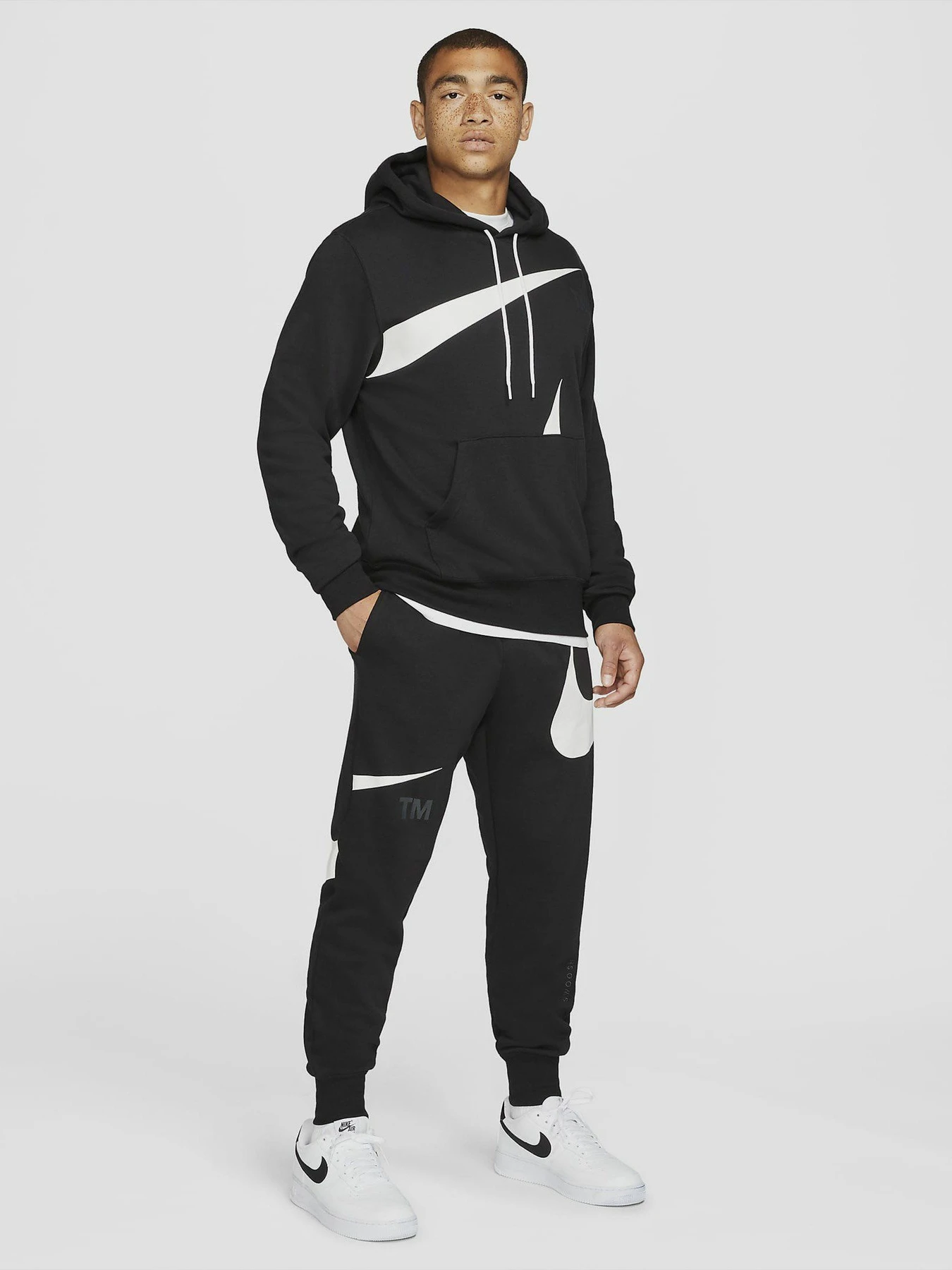 Брюки NIKE Sportswear Swoosh модель DD6001-010 Брюки NIKE Sportswear Swoosh модель DD6001-010 Фото