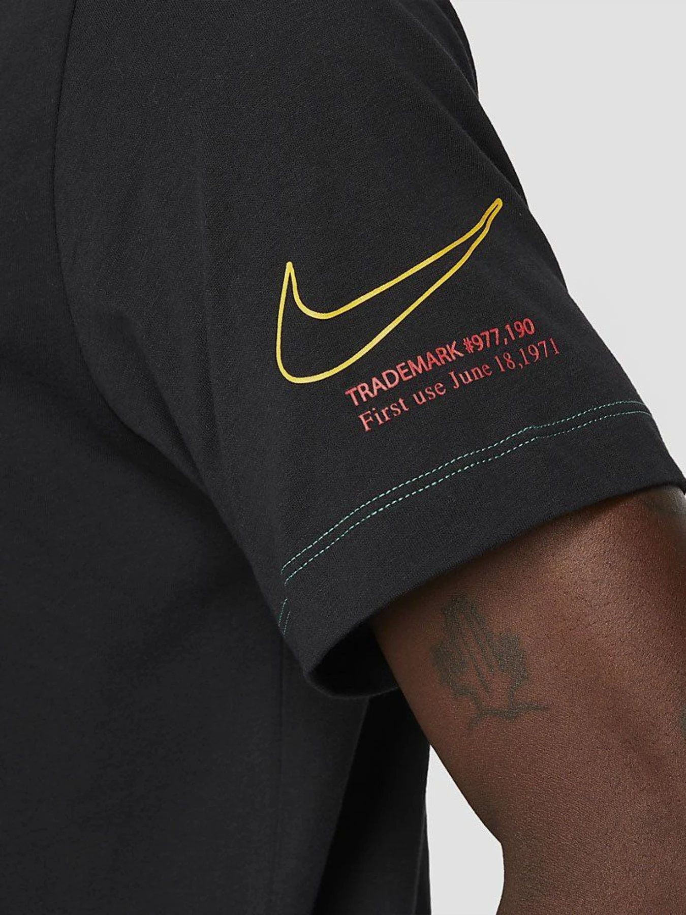 Футболки и поло NIKE Sportswear модель DJ1393-010 Футболки и поло NIKE Sportswear модель DJ1393-010 Фото
