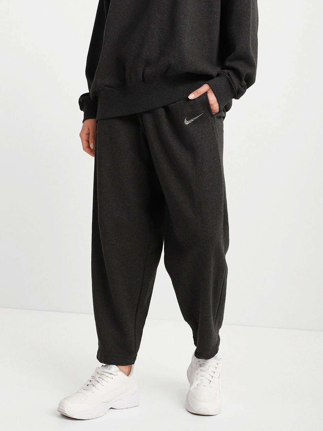 Брюки NIKE Essentials Fleece Curve модель DJ6941-010 Брюки NIKE Essentials Fleece Curve модель DJ6941-010 Фото