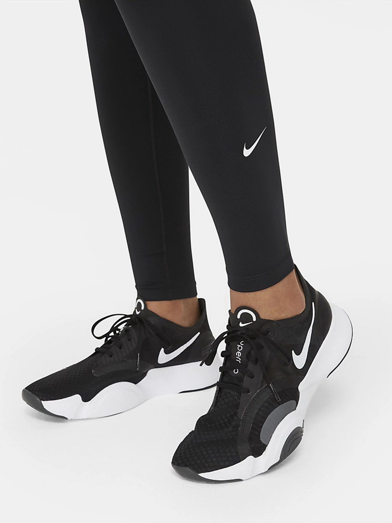 Брюки NIKE W NK ONE DF MR TGT модель DD0252-010 Брюки NIKE W NK ONE DF MR TGT модель DD0252-010 Фото