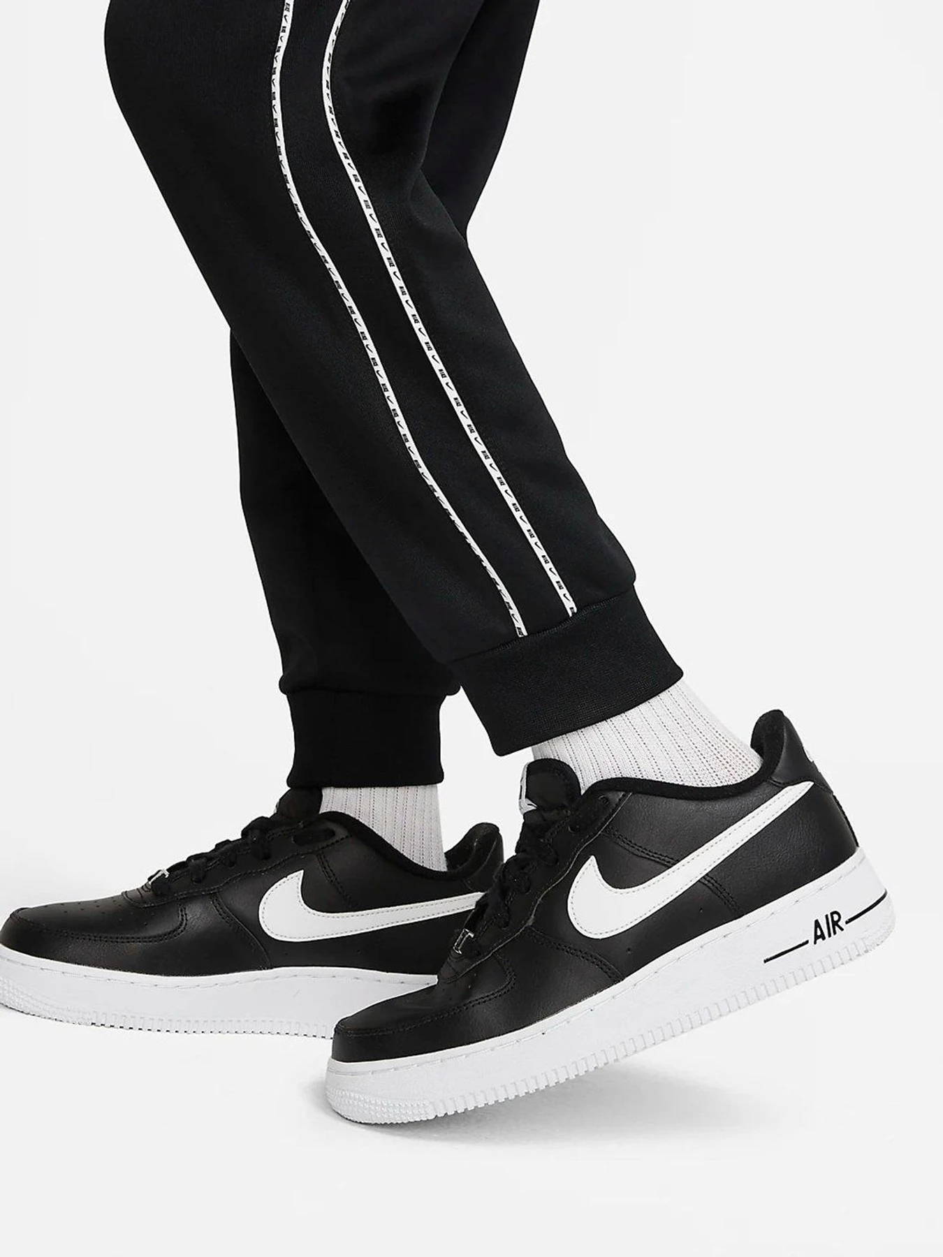Штани NIKE B NSW REPEAT PK JGGR модель DD4008-010 Штани NIKE B NSW REPEAT PK JGGR модель DD4008-010 Фото