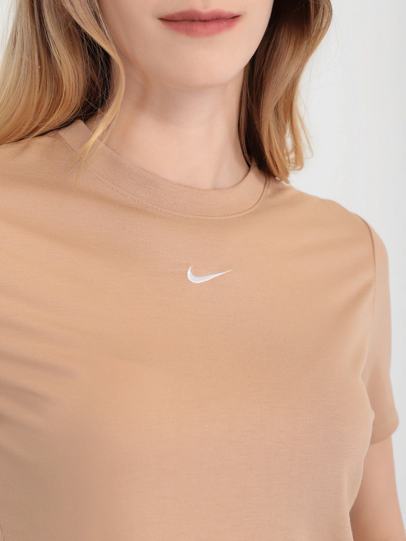 Футболки і поло NIKE Essntl Tee Slim модель DD1328-200 Фото