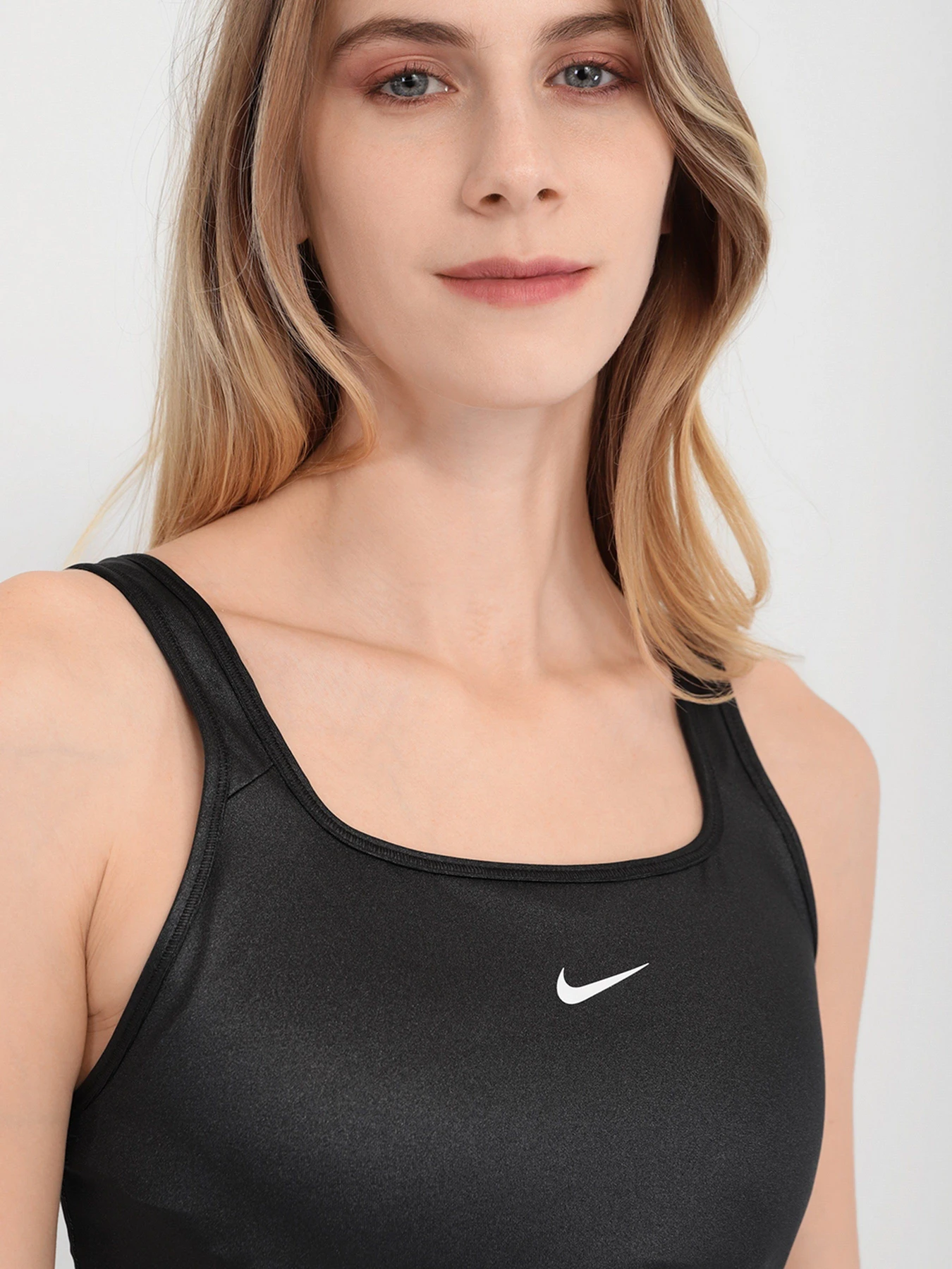 Футболки і поло NIKE Dri-FIT Swoosh модель DD1438-010 Футболки і поло NIKE Dri-FIT Swoosh модель DD1438-010 Фото