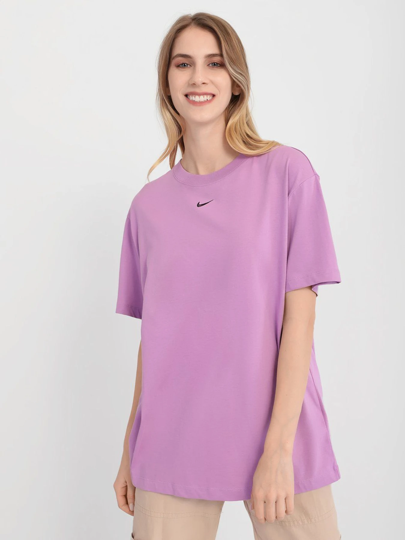 Футболки і поло NIKE Sportswear Essential модель DH4255-591 Футболки і поло NIKE Sportswear Essential модель DH4255-591 Фото