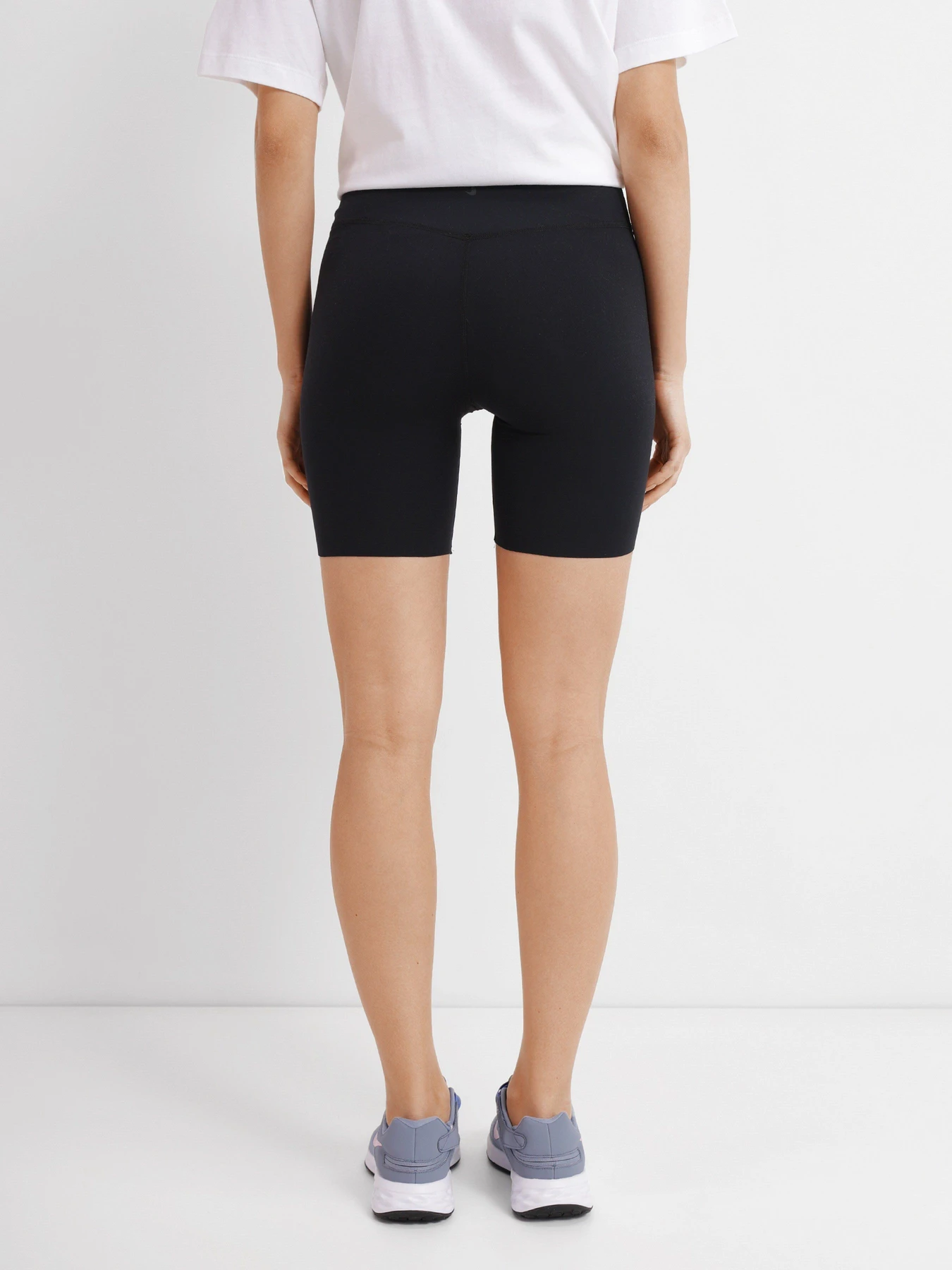 Шорты NIKE Yoga Luxe 7in модель CZ9194-010 Шорты NIKE Yoga Luxe 7in модель CZ9194-010 Фото