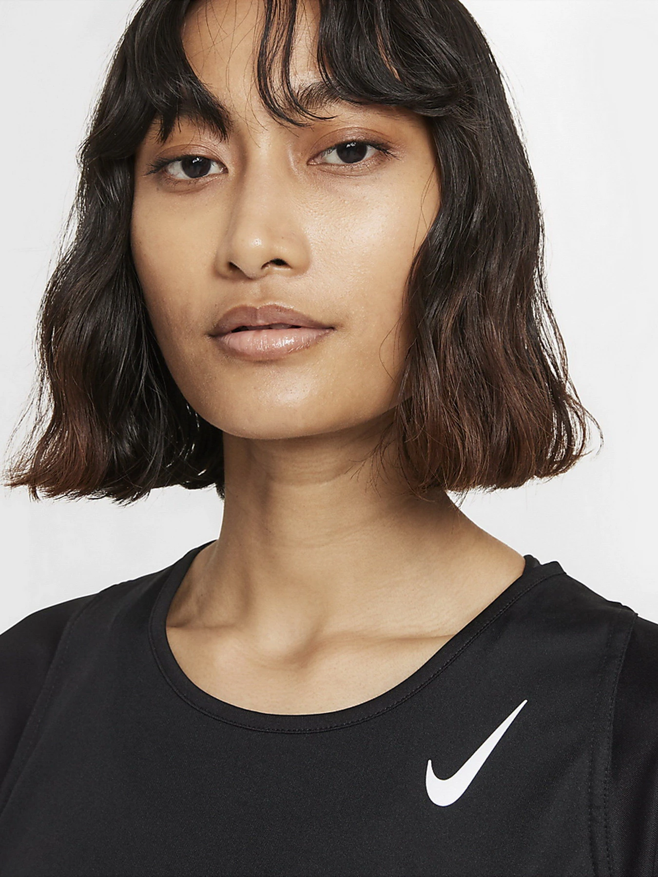 Футболки и поло NIKE Race Top Ss модель DD5927-010 Футболки и поло NIKE Race Top Ss модель DD5927-010 Фото