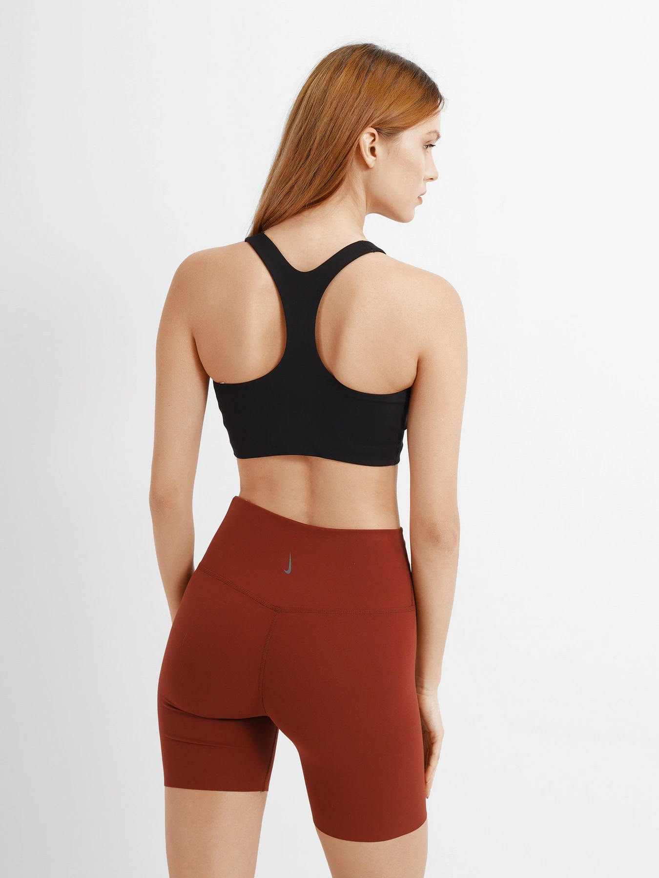 Футболки и поло NIKE Yoga Dri-FIT Swoosh модель DM0660-010 Фото