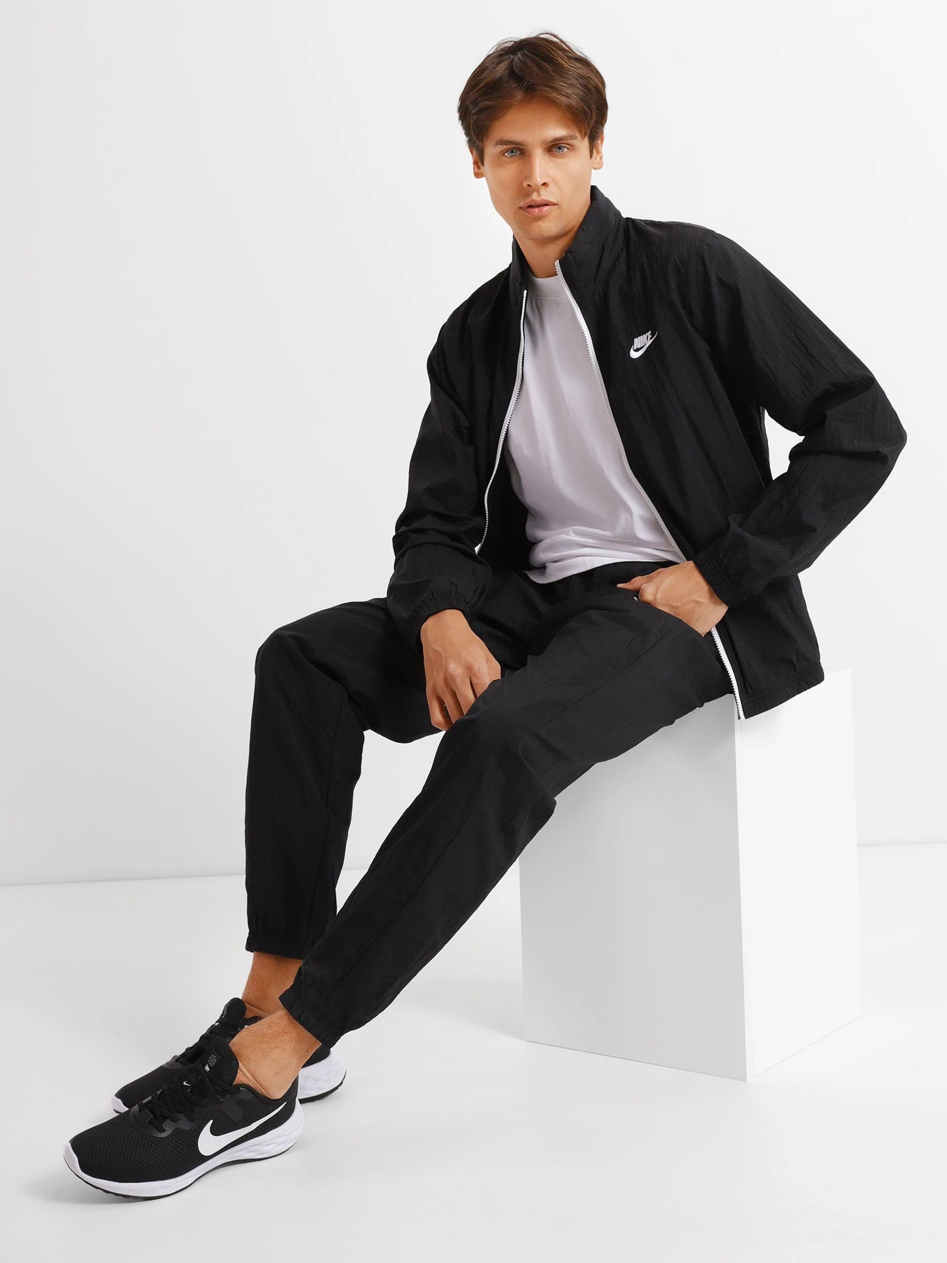 Костюмы NIKE Sportswear Sport Essentials модель DM6848-010 Костюмы NIKE Sportswear Sport Essentials модель DM6848-010 Фото