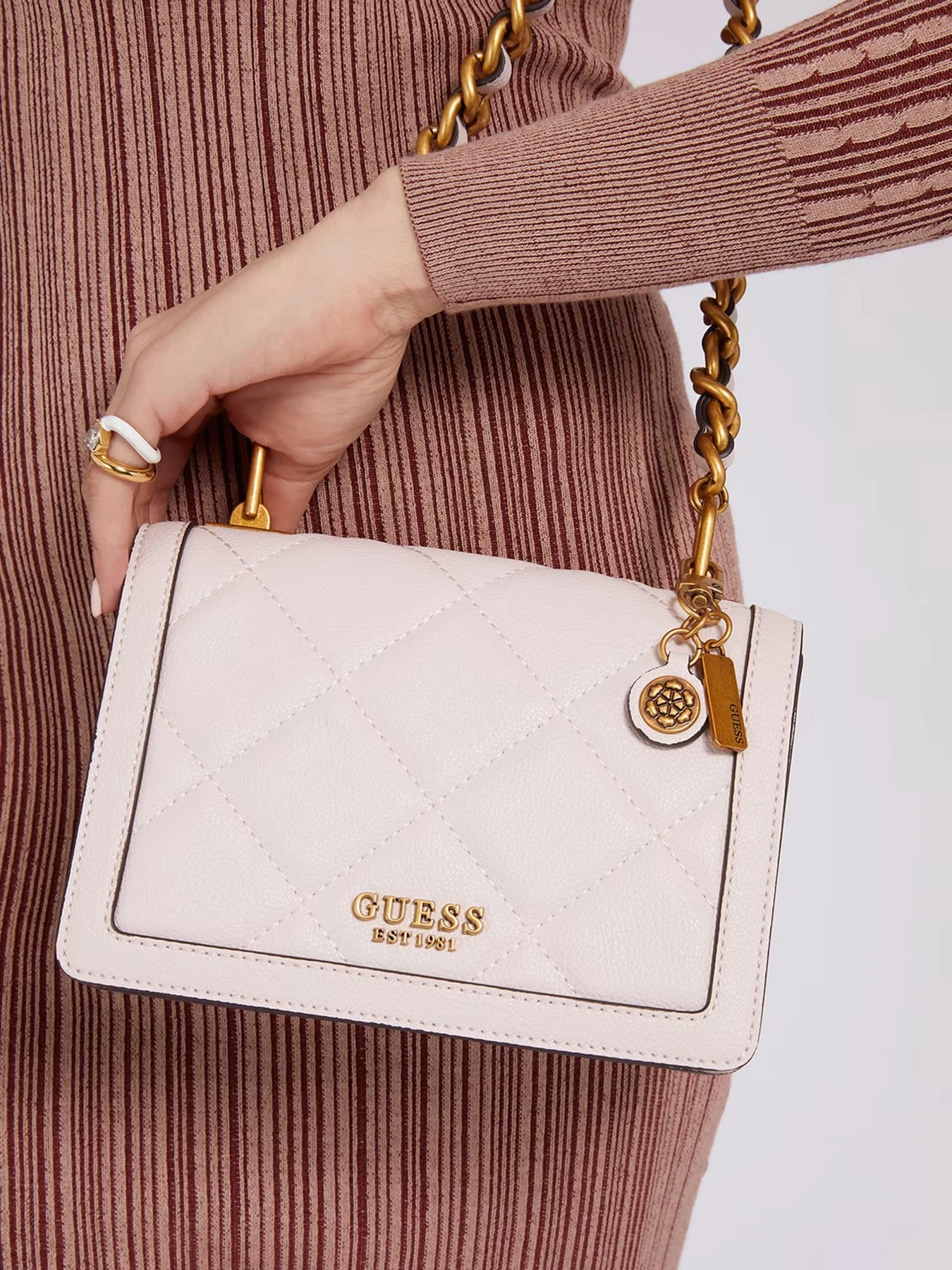 Сумки GUESS модель HWQB85.58210;STO Сумки GUESS модель HWQB85.58210;STO Фото