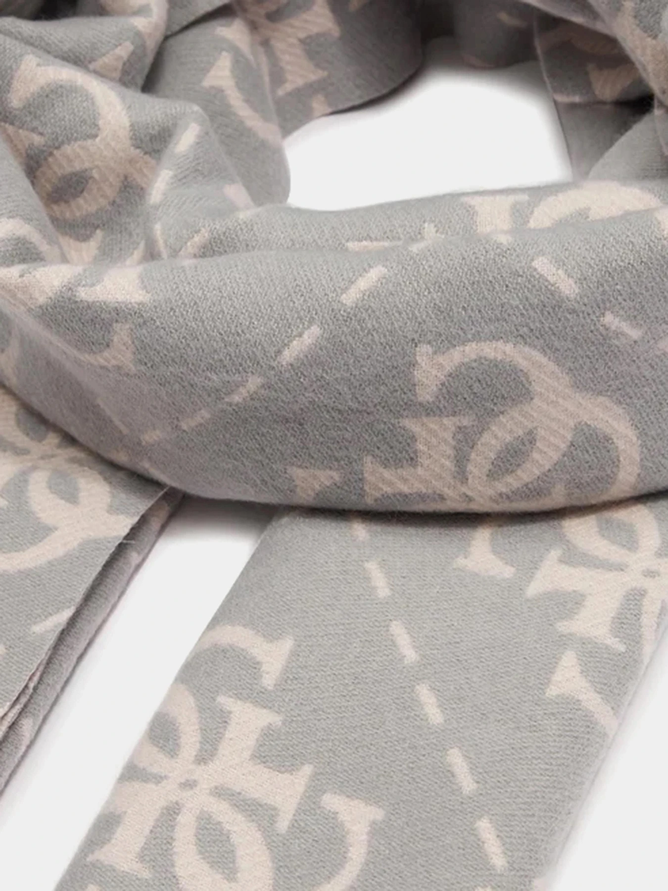 Шарфы и платки GUESS модель AW9967.POL03;GRR Шарфы и платки GUESS модель AW9967.POL03;GRR Фото