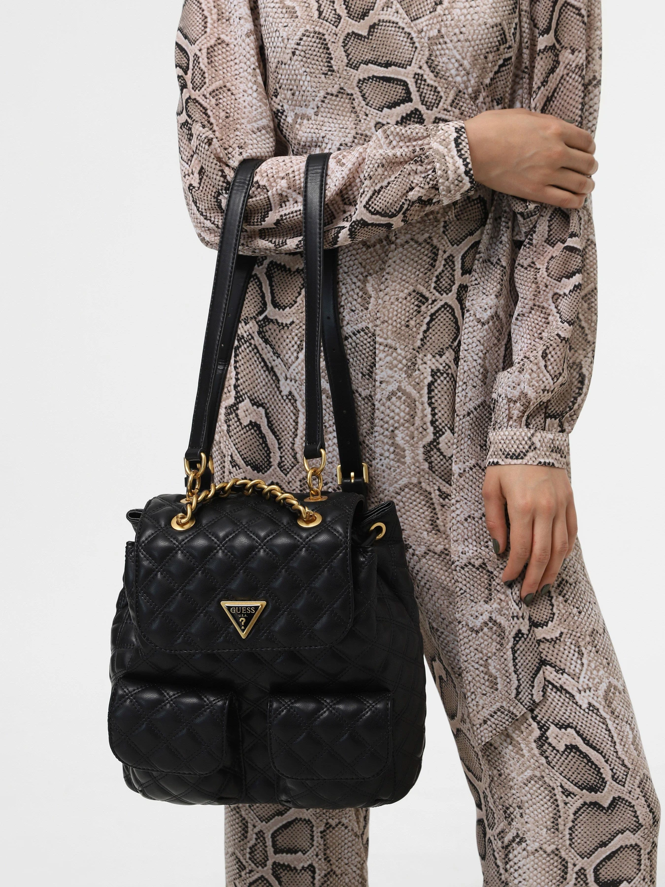 Рюкзаки GUESS Giully Flap Backpack модель HWQA87.48330;BLA Рюкзаки GUESS Giully Flap Backpack модель HWQA87.48330;BLA Фото