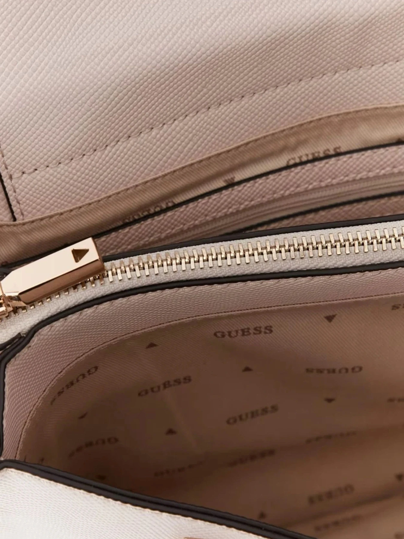 Сумки GUESS Ilia модель HWVG85.69050;STO Сумки GUESS Ilia модель HWVG85.69050;STO Фото