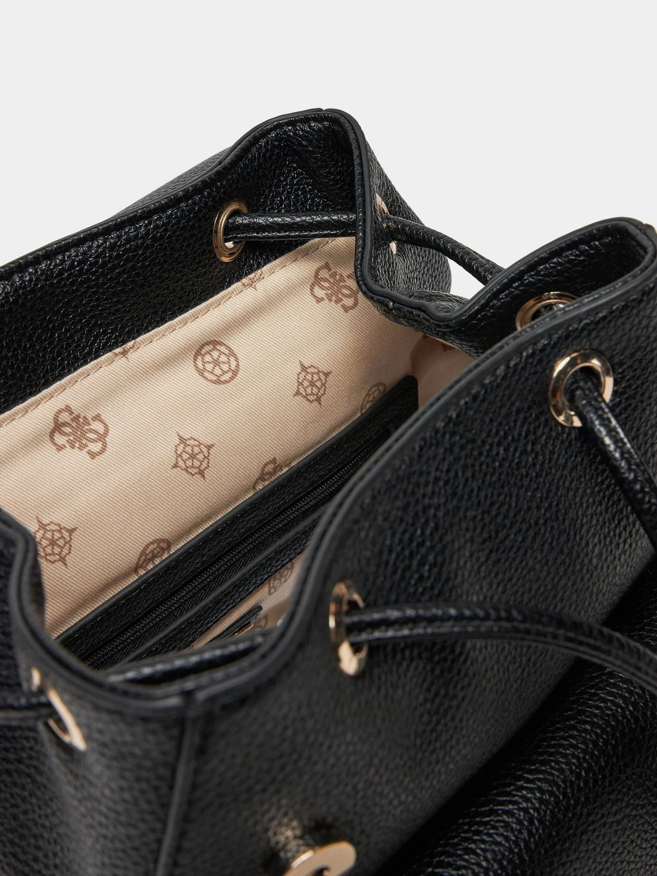 Рюкзаки GUESS Cresidia модель HWBG93.49310;BLA Рюкзаки GUESS Cresidia модель HWBG93.49310;BLA Фото