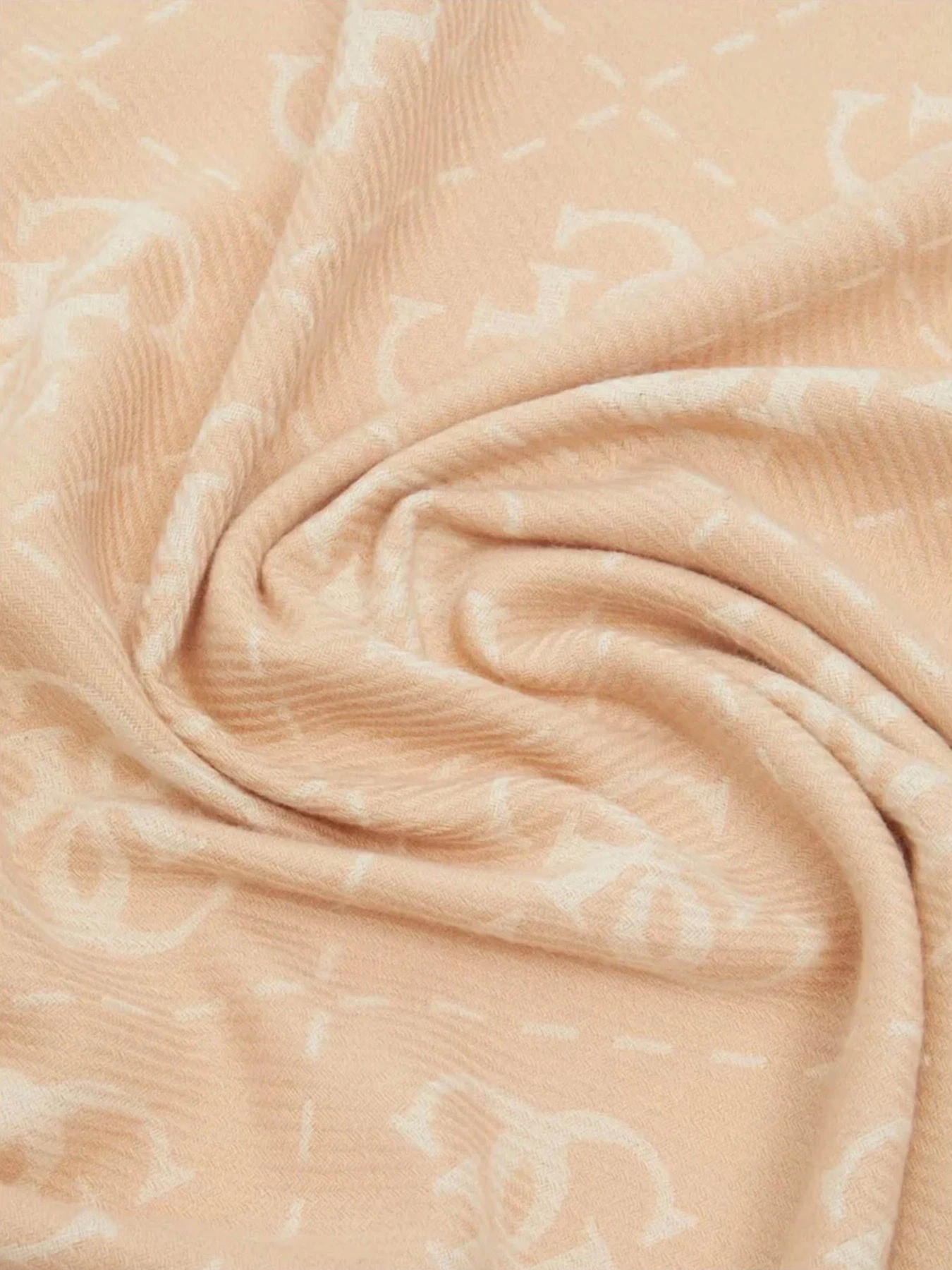Шарфы и платки GUESS Logo 4G Peony модель AW5217.VIS03;LTL Шарфы и платки GUESS Logo 4G Peony модель AW5217.VIS03;LTL Фото