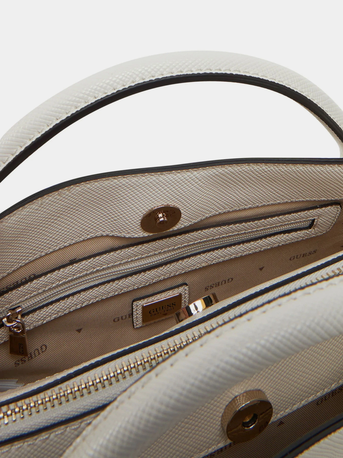 Сумки GUESS Fedana Sml Girlfriend Satchel модель HWZG96.43050;OFF Сумки GUESS Fedana Sml Girlfriend Satchel модель HWZG96.43050;OFF Фото
