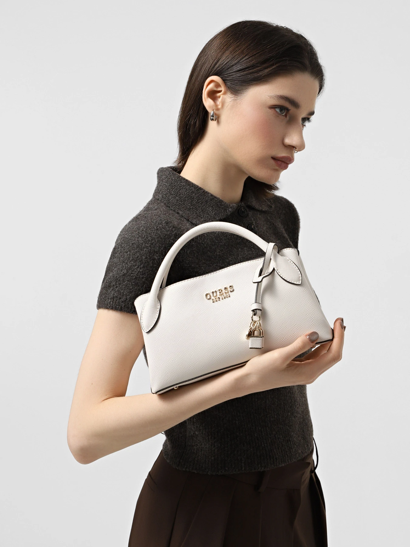 Сумки GUESS Fedana Sml Girlfriend Satchel модель HWZG96.43050;OFF Сумки GUESS Fedana Sml Girlfriend Satchel модель HWZG96.43050;OFF Фото