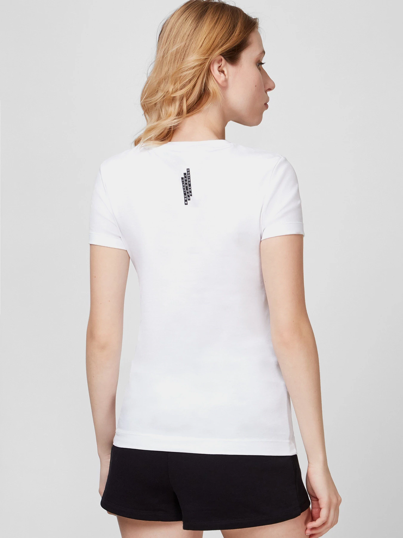 Футболки и поло GUESS модель W1RI04-J1311-TWHT Футболки и поло GUESS модель W1RI04-J1311-TWHT Фото