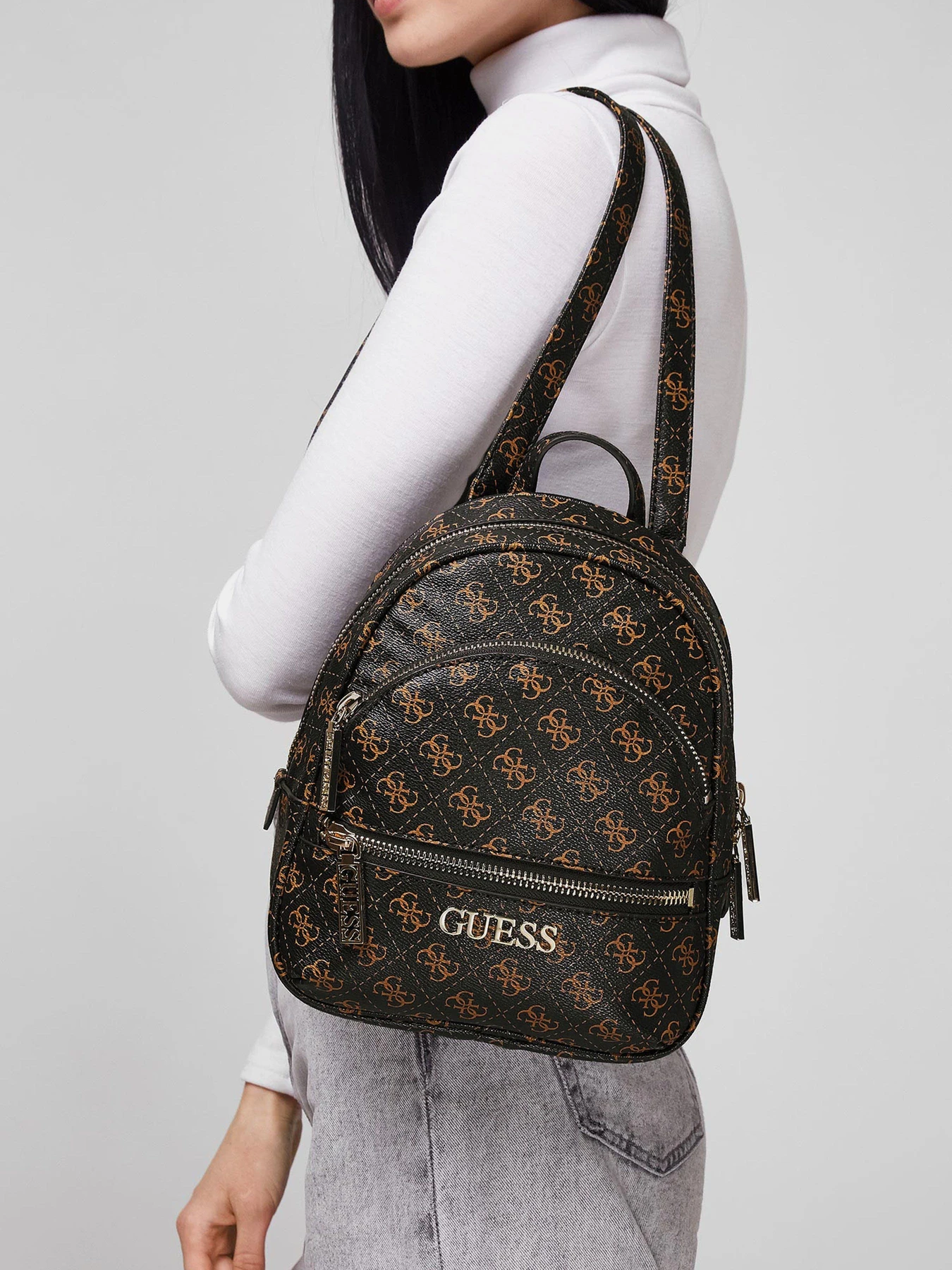Рюкзаки GUESS модель HWQL69-94310-BRO Рюкзаки GUESS модель HWQL69-94310-BRO Фото