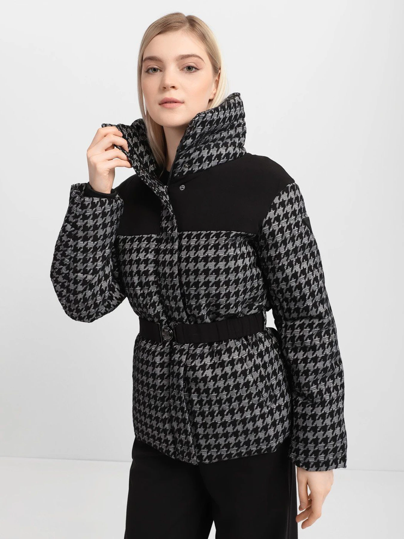 Куртки та дублянки GUESS модель W1BL10.WE4A0;F061 Куртки та дублянки GUESS модель W1BL10.WE4A0;F061 Фото