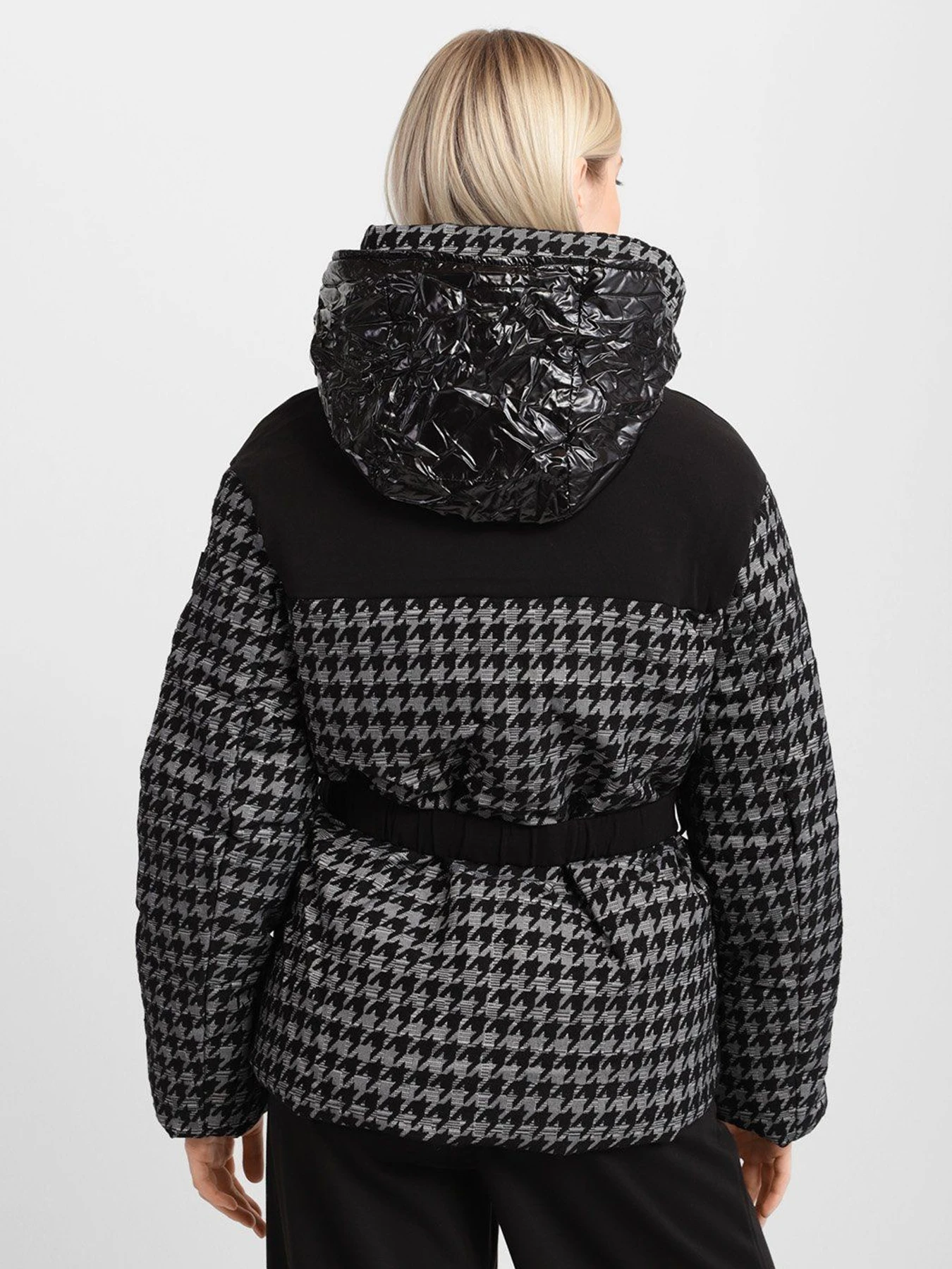 Куртки та дублянки GUESS модель W1BL10.WE4A0;F061 Куртки та дублянки GUESS модель W1BL10.WE4A0;F061 Фото