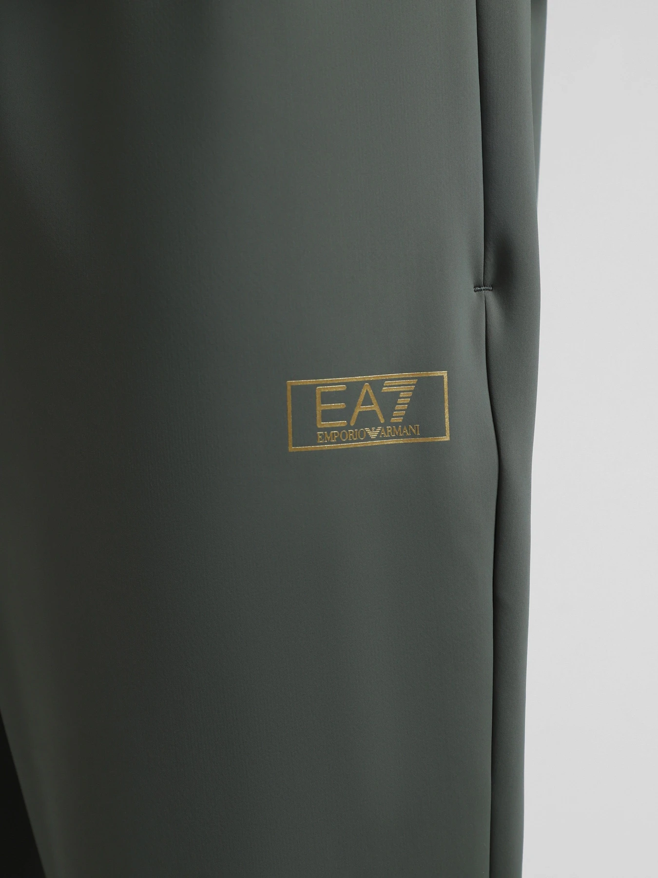 Штани EA7 Gold Label модель 7M000028-AF10343-U8100 Штани EA7 Gold Label модель 7M000028-AF10343-U8100 Фото
