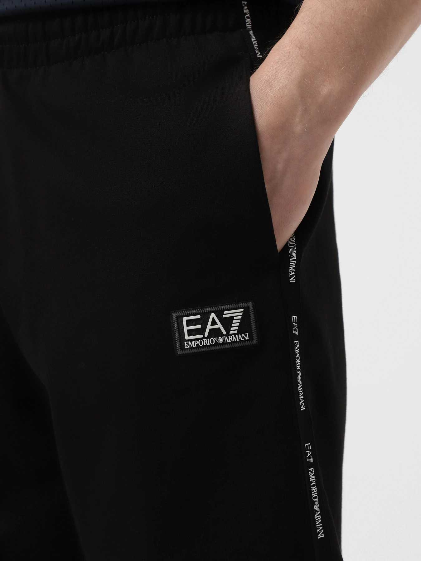 Шорты EA7 Logo Series модель 7M001039-AF10380-UC001 Шорты EA7 Logo Series модель 7M001039-AF10380-UC001 Фото