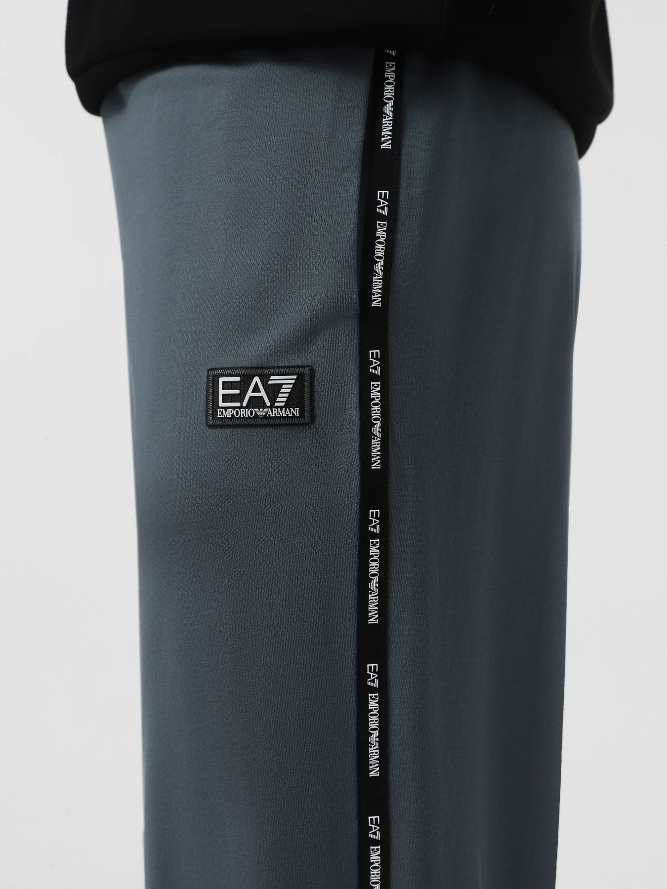 Штани EA7 Logo Series модель 7M001040-AF10380-U8106 Штани EA7 Logo Series модель 7M001040-AF10380-U8106 Фото