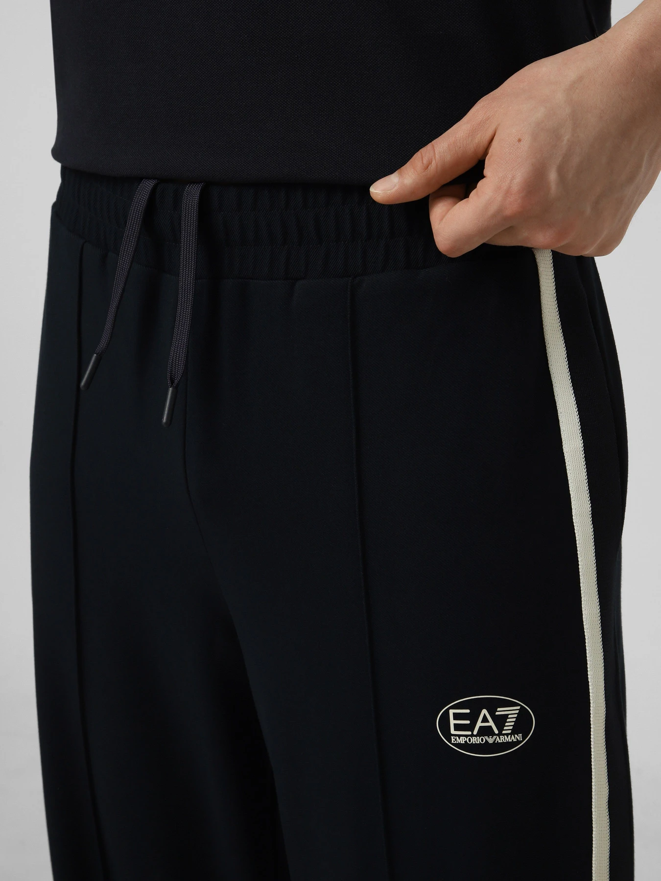 Штани EA7 модель 7M001546-AF13289-UB102 Штани EA7 модель 7M001546-AF13289-UB102 Фото
