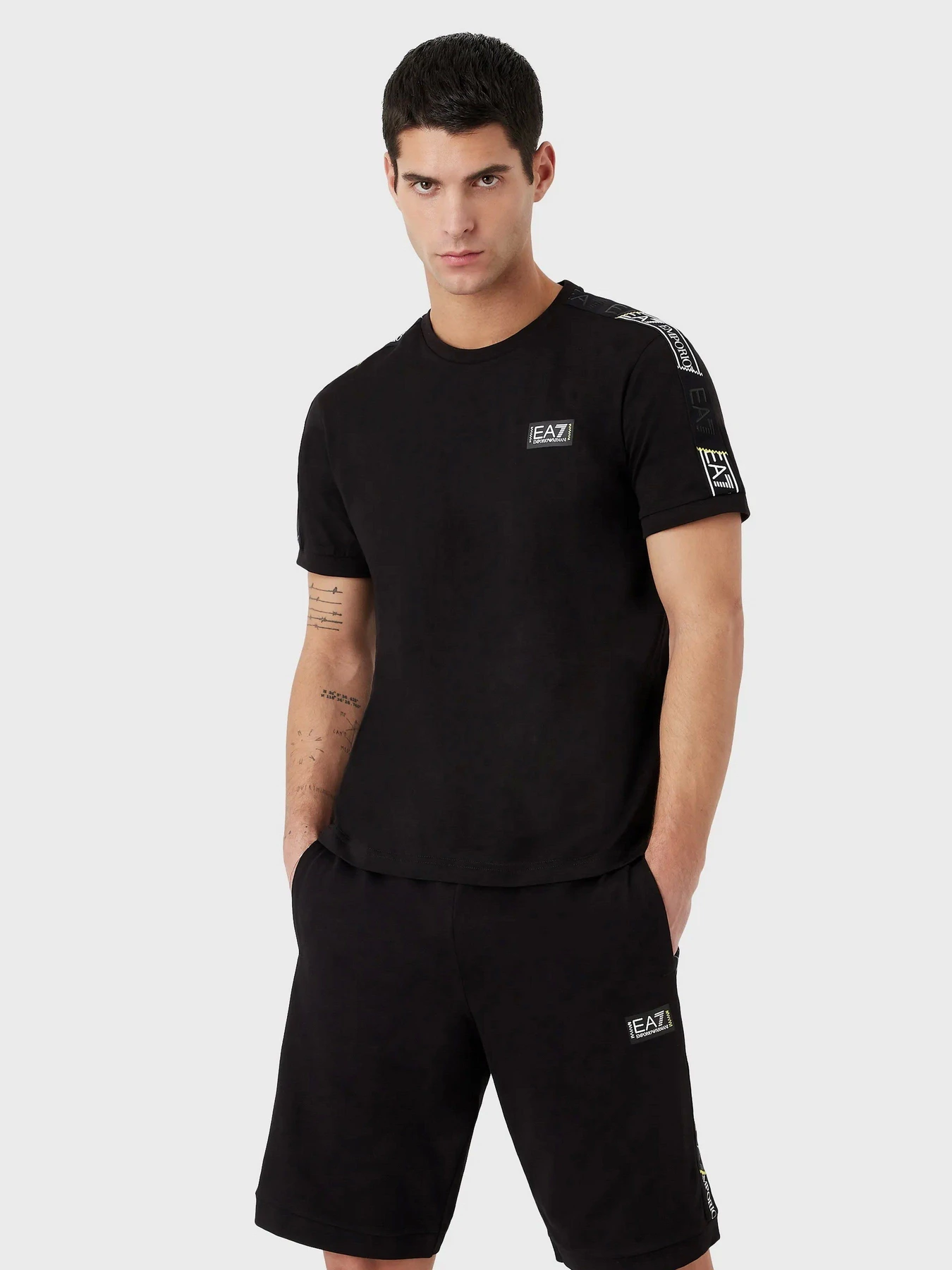 Футболки і поло EA7 Logo Series модель 3RPT06-PJ02Z-1200 Футболки і поло EA7 Logo Series модель 3RPT06-PJ02Z-1200 Фото