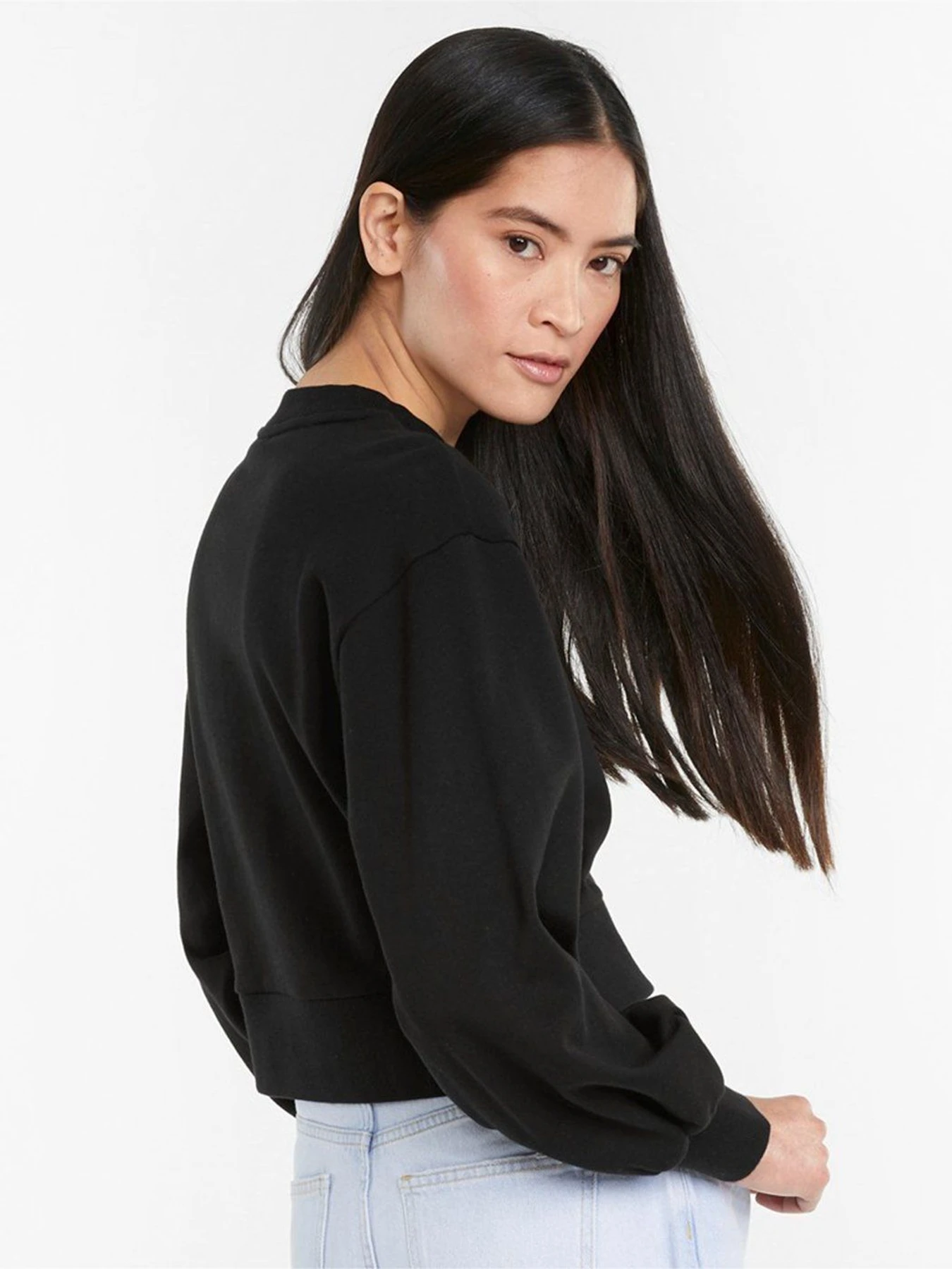Худи и свитшоты PUMA Classics Puff Sleeve Crew модель 53161601 Худи и свитшоты PUMA Classics Puff Sleeve Crew модель 53161601 Фото