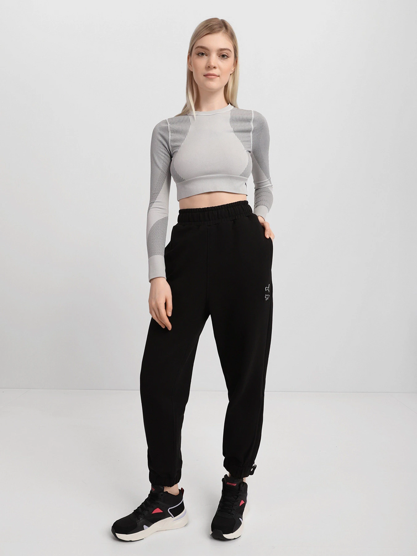 Брюки PUMA X MAISON KITSUNÉ модель 53232601 Брюки PUMA X MAISON KITSUNÉ модель 53232601 Фото