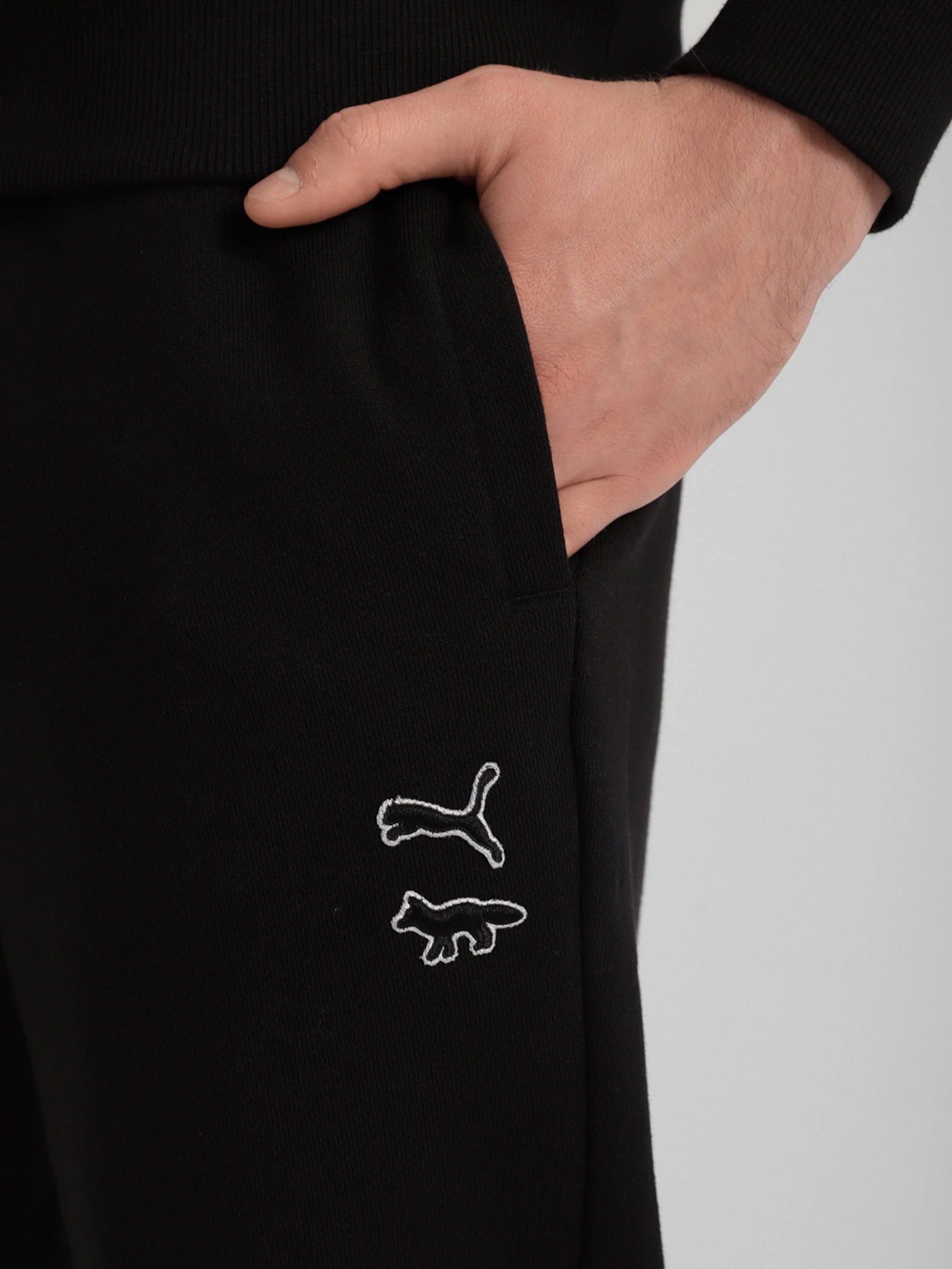 Брюки PUMA X MAISON KITSUNÉ модель 53232601 Брюки PUMA X MAISON KITSUNÉ модель 53232601 Фото