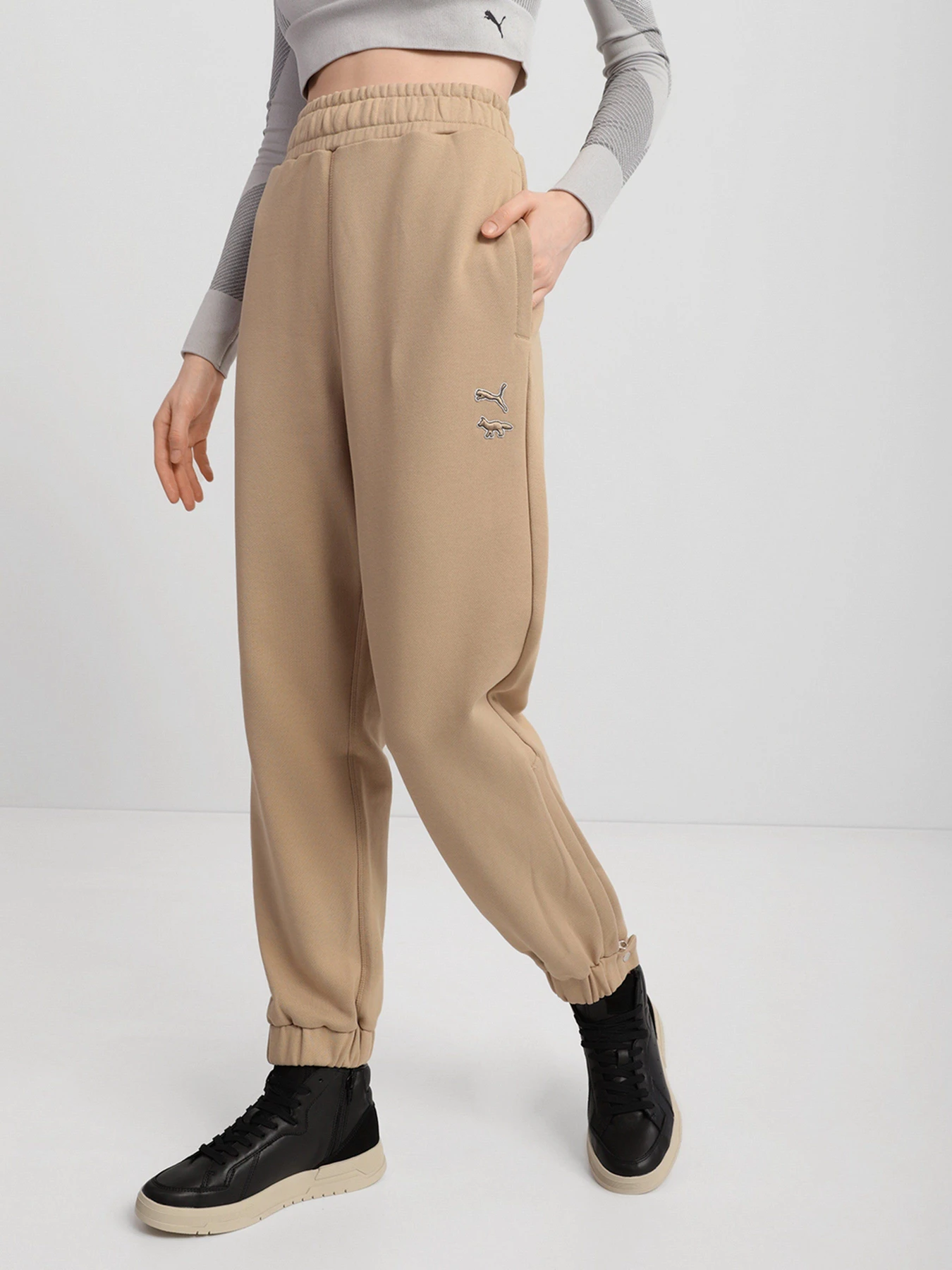 Брюки PUMA X MAISON KITSUNÉ модель 53232696 Брюки PUMA X MAISON KITSUNÉ модель 53232696 Фото