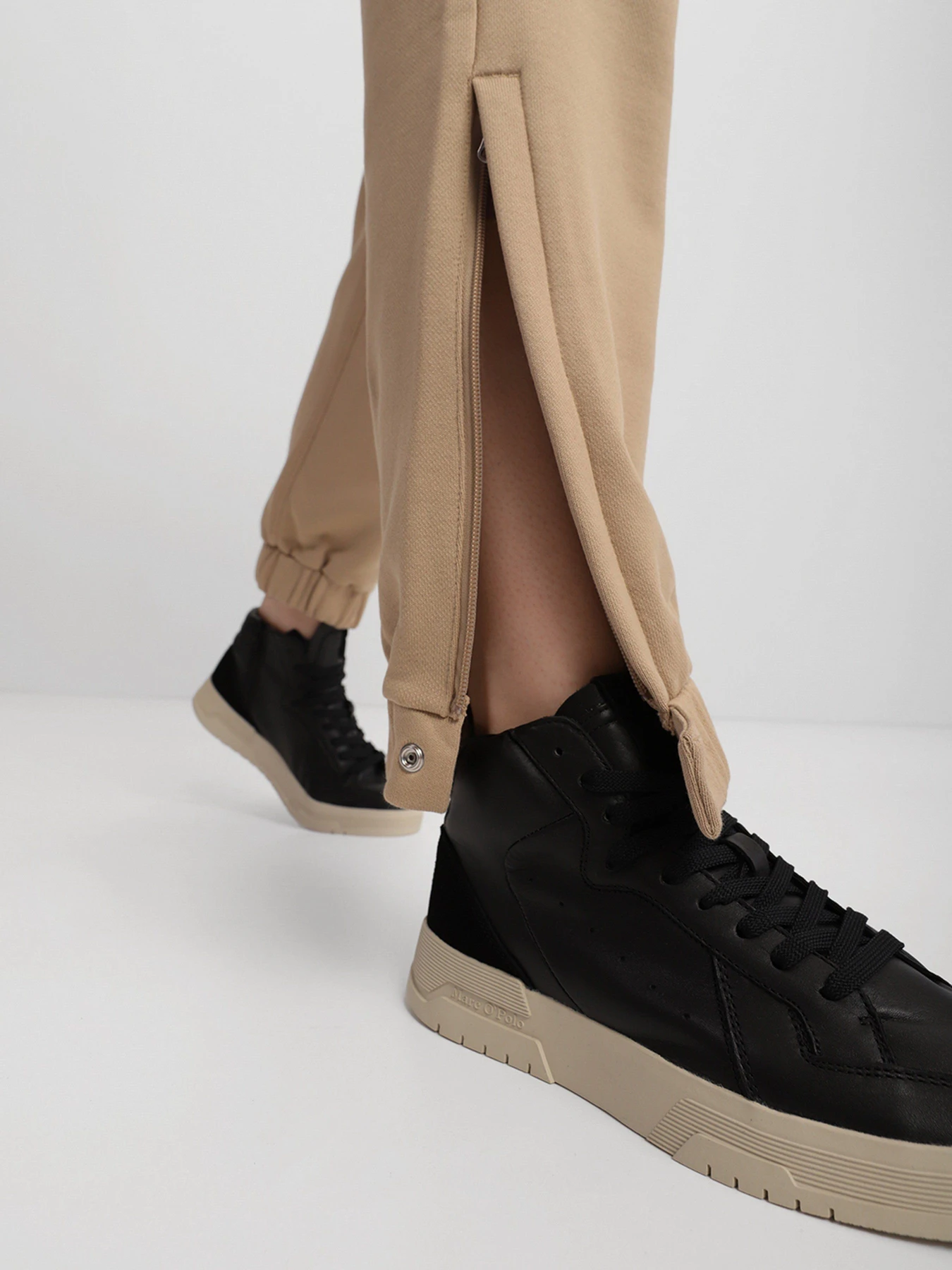 Брюки PUMA X MAISON KITSUNÉ модель 53232696 Брюки PUMA X MAISON KITSUNÉ модель 53232696 Фото