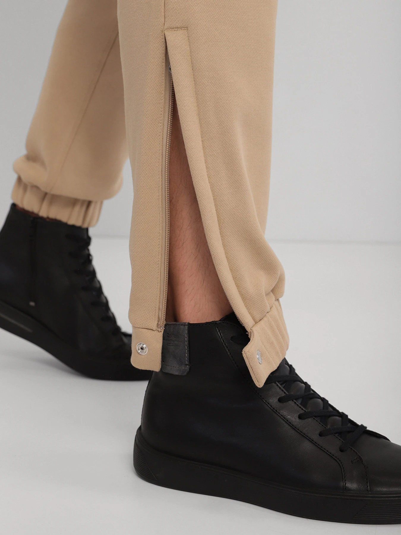 Брюки PUMA X MAISON KITSUNÉ модель 53232696 Брюки PUMA X MAISON KITSUNÉ модель 53232696 Фото