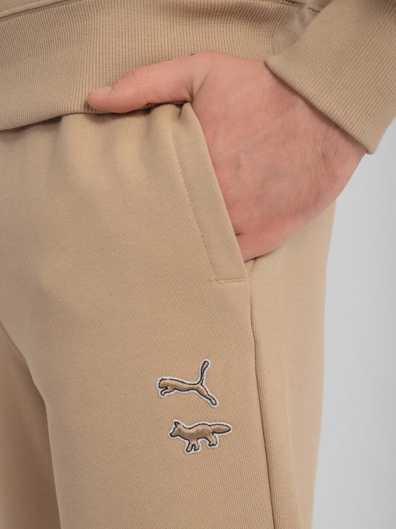 Брюки PUMA X MAISON KITSUNÉ модель 53232696 Брюки PUMA X MAISON KITSUNÉ модель 53232696 Фото