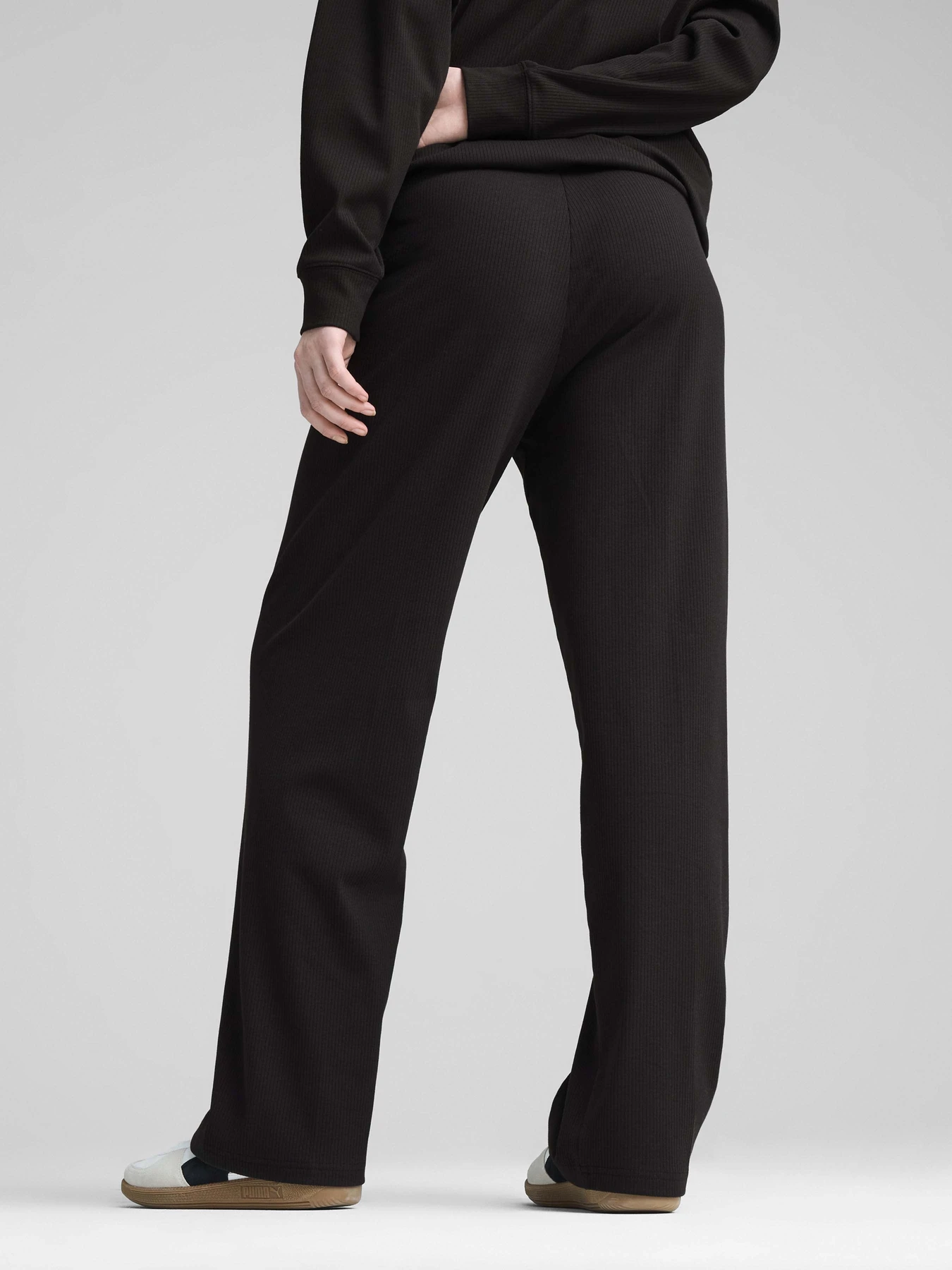 Брюки PUMA ESSENTIALS ELEVATED HIGH-WAIST модель 68502501 Брюки PUMA ESSENTIALS ELEVATED HIGH-WAIST модель 68502501 Фото