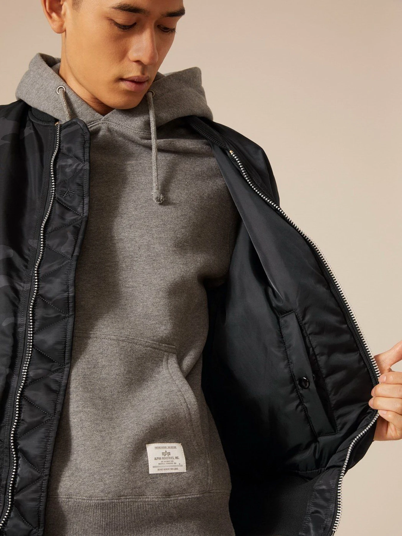 Куртки та дублянки Alpha Industries MA-1 модель MJM21000C1_942 Куртки та дублянки Alpha Industries MA-1 модель MJM21000C1_942 Фото