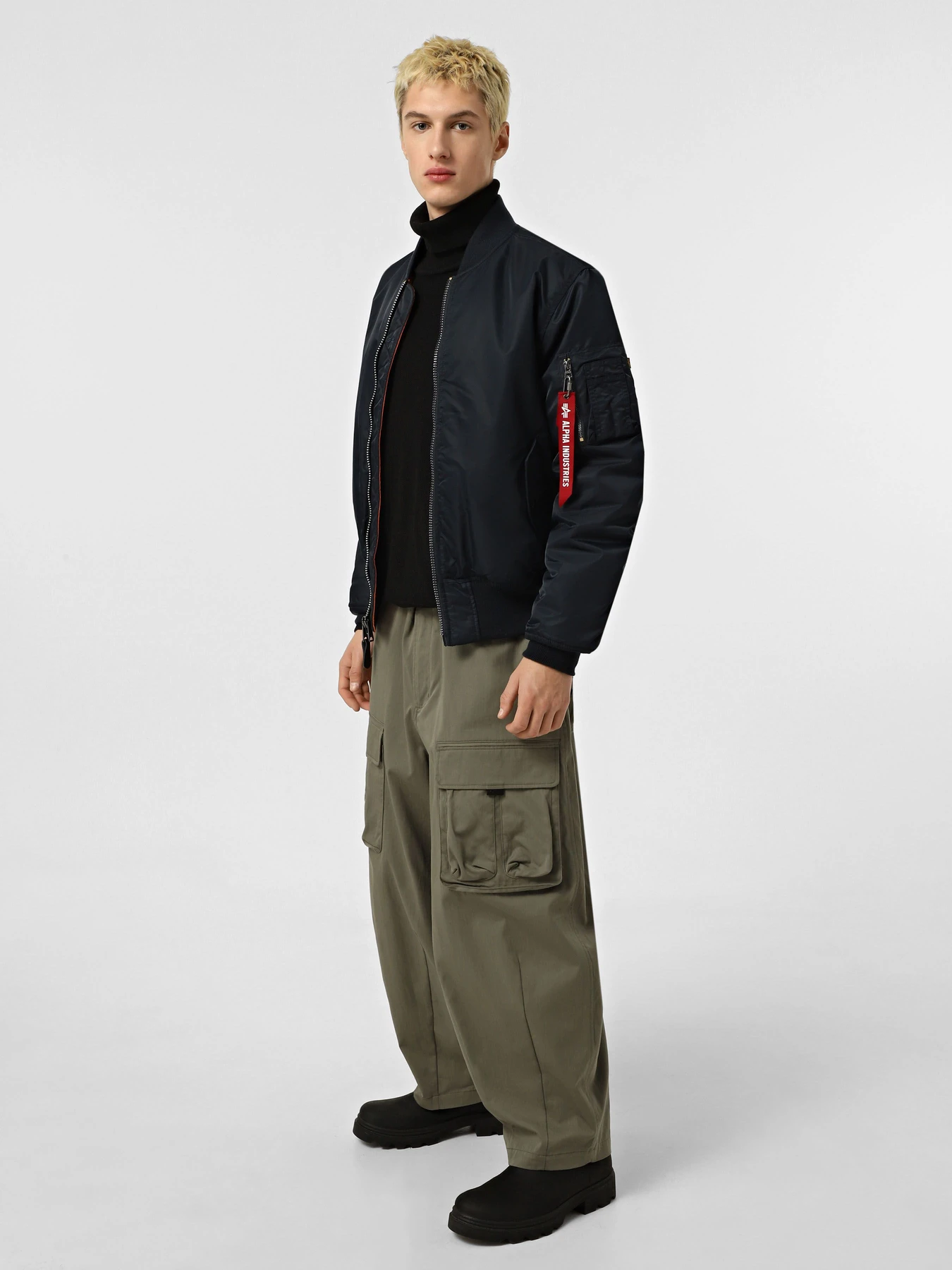 Куртки и дубленки Alpha Industries MA-1 модель MJM21000C1_410 Куртки и дубленки Alpha Industries MA-1 модель MJM21000C1_410 Фото