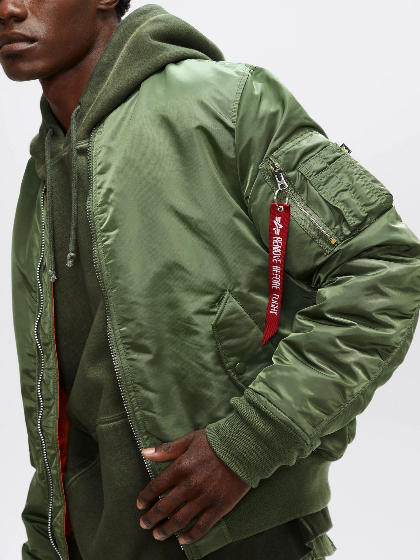 Куртки и дубленки Alpha Industries МА-1 SLIM FIT  модель MJM44530C1_310 Фото