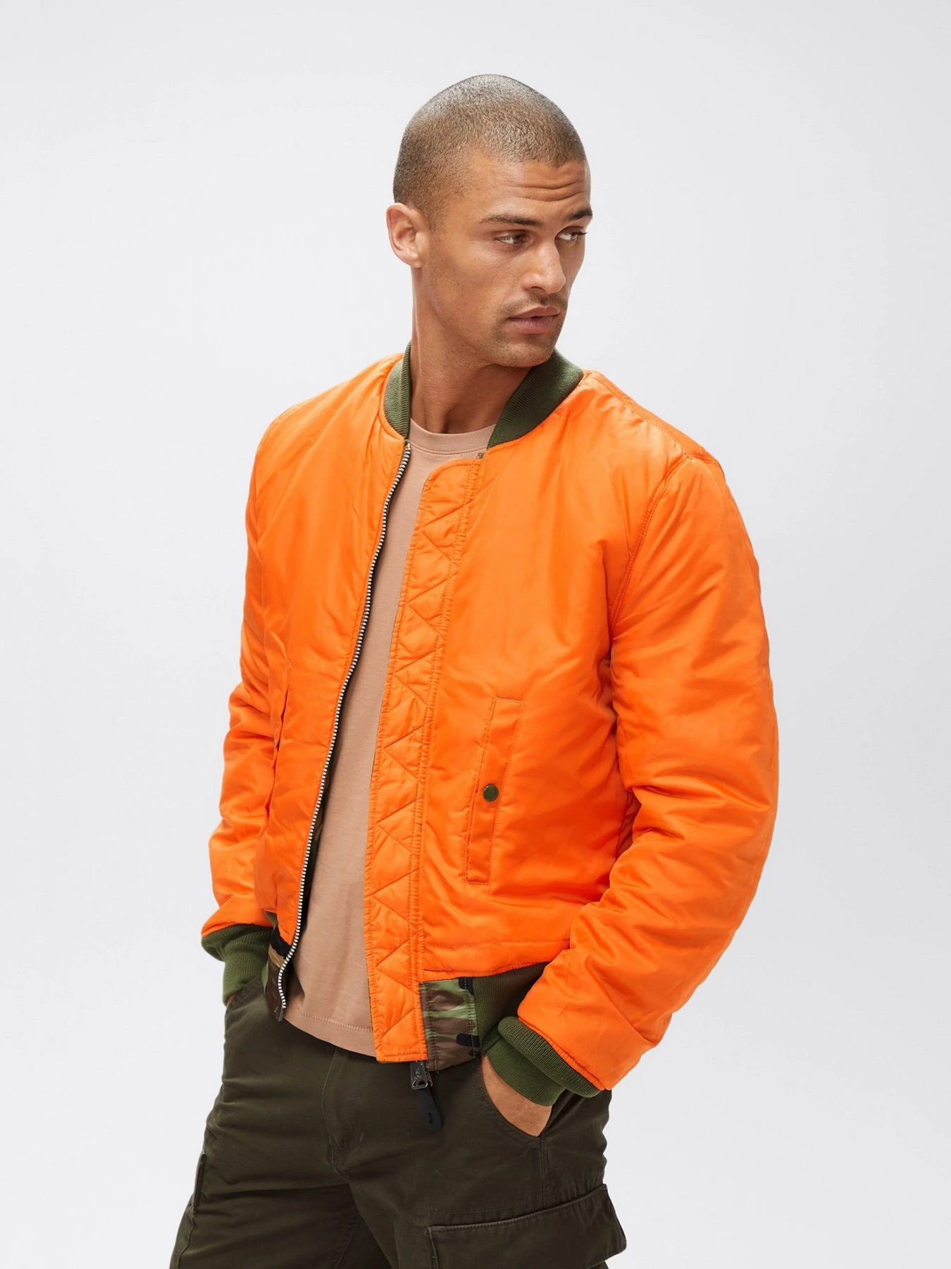 Куртки и дубленки Alpha Industries МА-1 SLIM FIT  модель MJM44530C1_961 Фото
