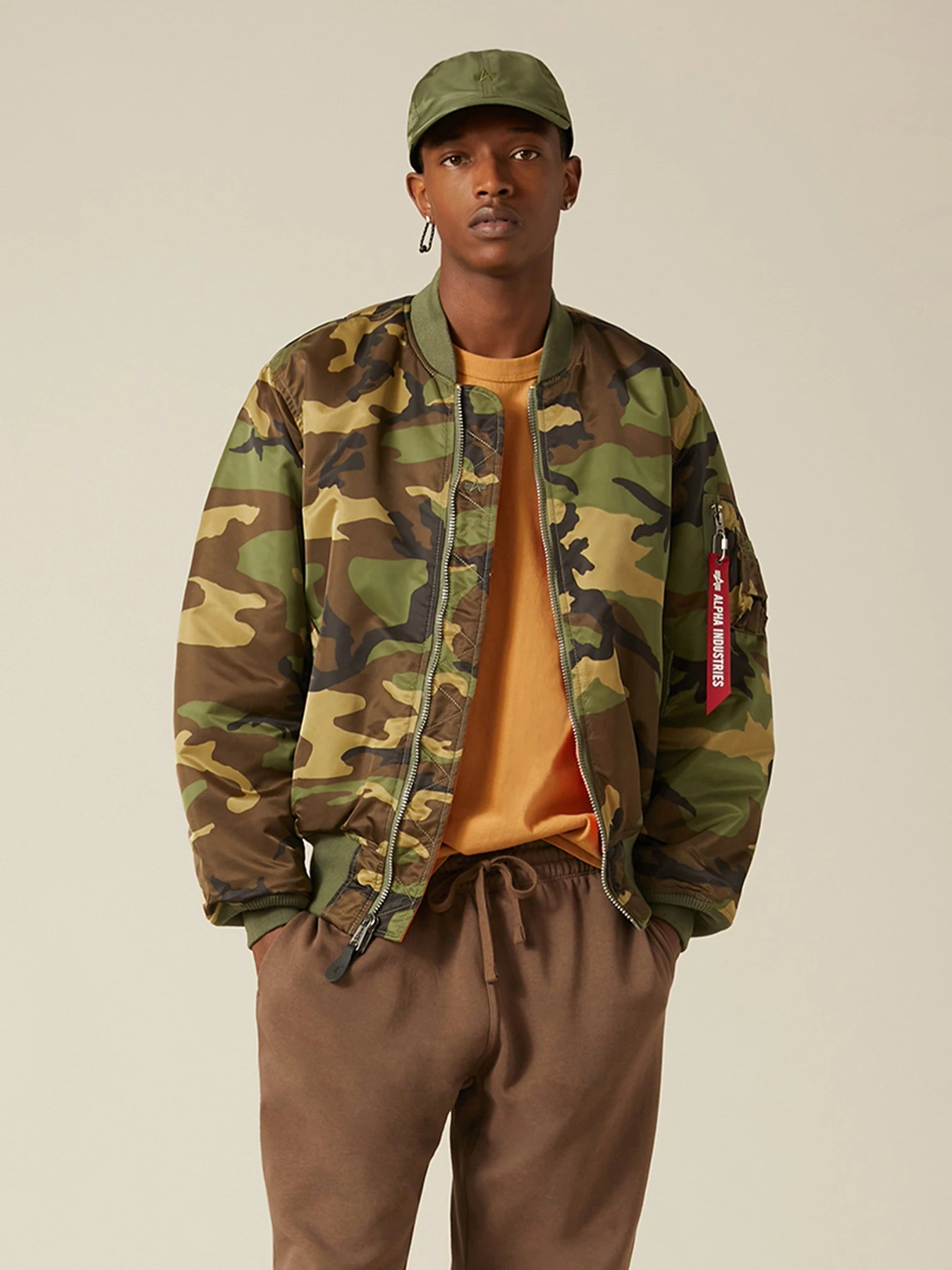 Куртки и дубленки Alpha Industries Ma-1 модель MJM21000C1_961 Куртки и дубленки Alpha Industries Ma-1 модель MJM21000C1_961 Фото
