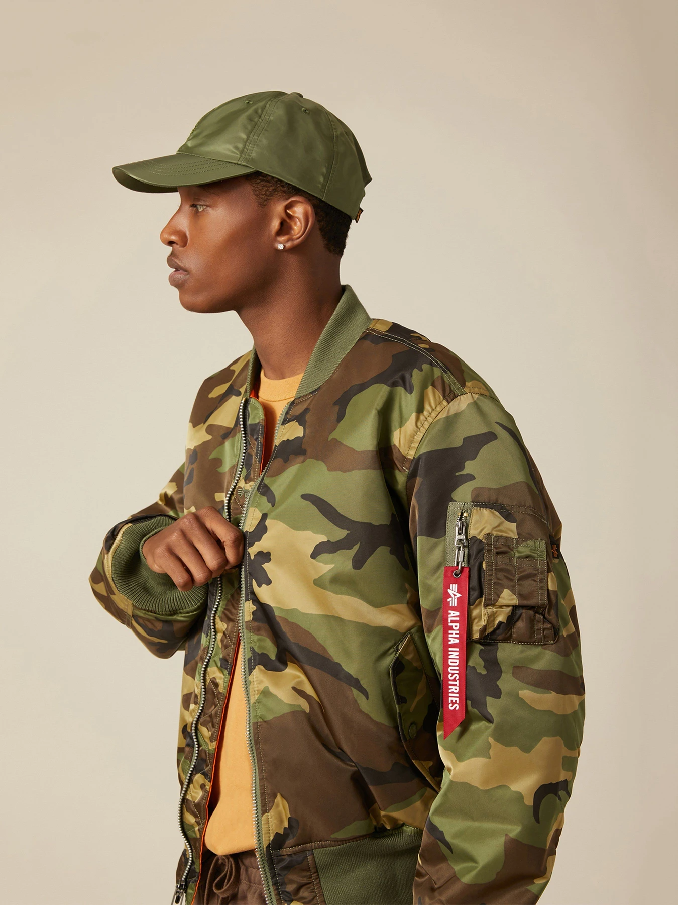Куртки и дубленки Alpha Industries Ma-1 модель MJM21000C1_961 Куртки и дубленки Alpha Industries Ma-1 модель MJM21000C1_961 Фото