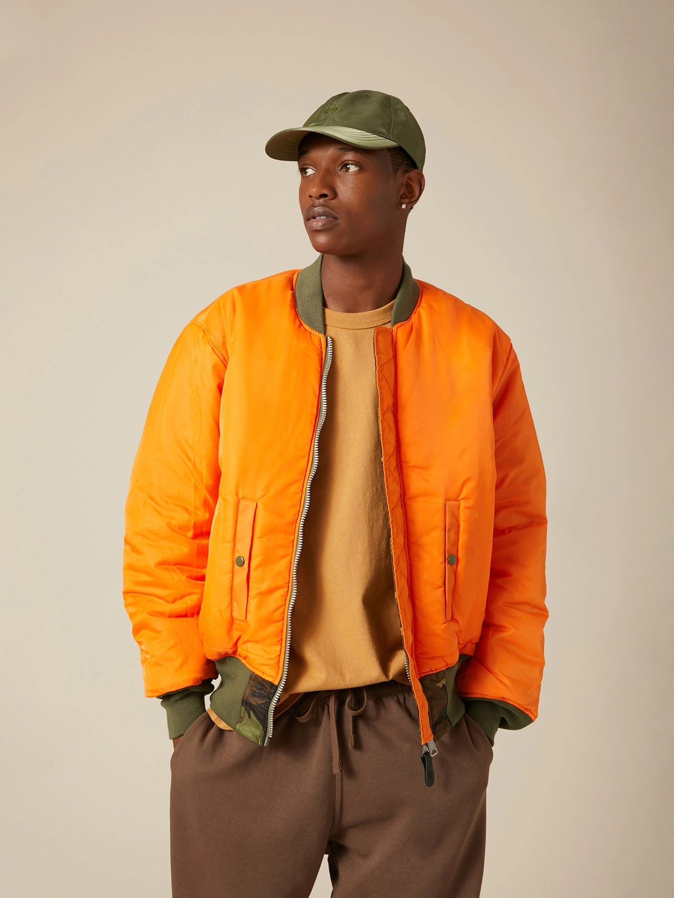 Куртки и дубленки Alpha Industries Ma-1 модель MJM21000C1_961 Куртки и дубленки Alpha Industries Ma-1 модель MJM21000C1_961 Фото