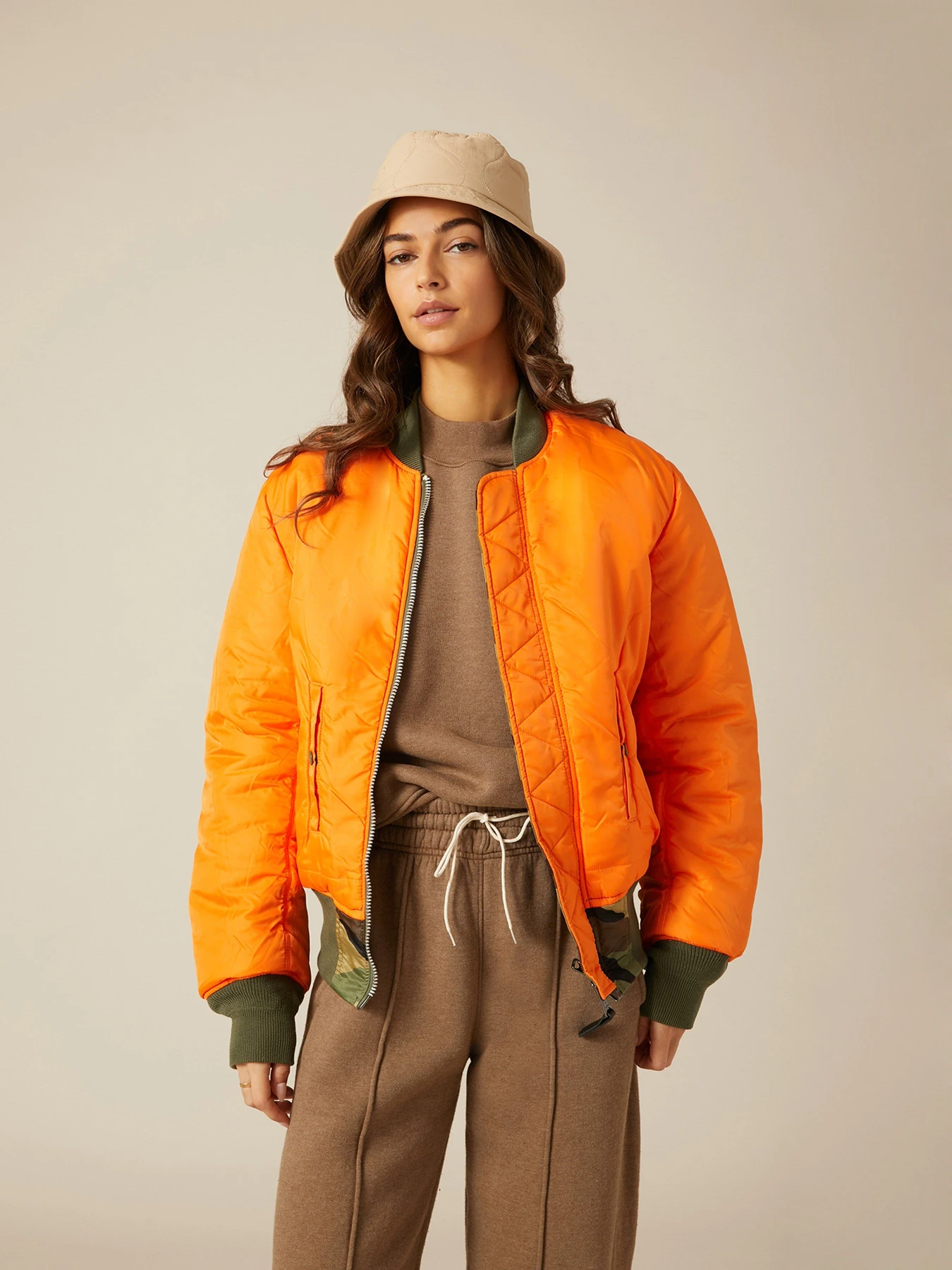 Куртки и дубленки Alpha Industries Ma-1 модель MJM21000C1_961 Куртки и дубленки Alpha Industries Ma-1 модель MJM21000C1_961 Фото