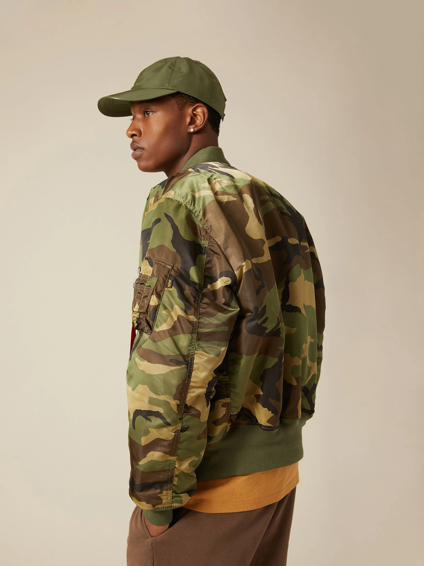 Куртки и дубленки Alpha Industries Ma-1 модель MJM21000C1_961 Куртки и дубленки Alpha Industries Ma-1 модель MJM21000C1_961 Фото