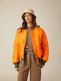 Куртки и дубленки Alpha Industries Ma-1 модель MJM21000C1_961 Фото