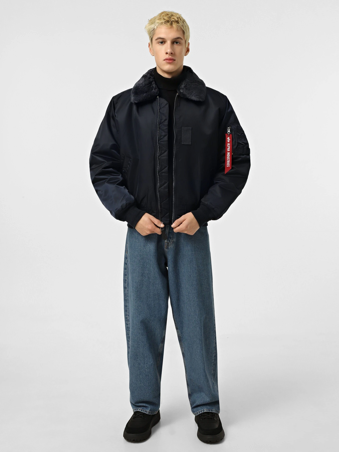 Куртки и дубленки Alpha Industries B-15 модель MJB23010C1_410 Фото