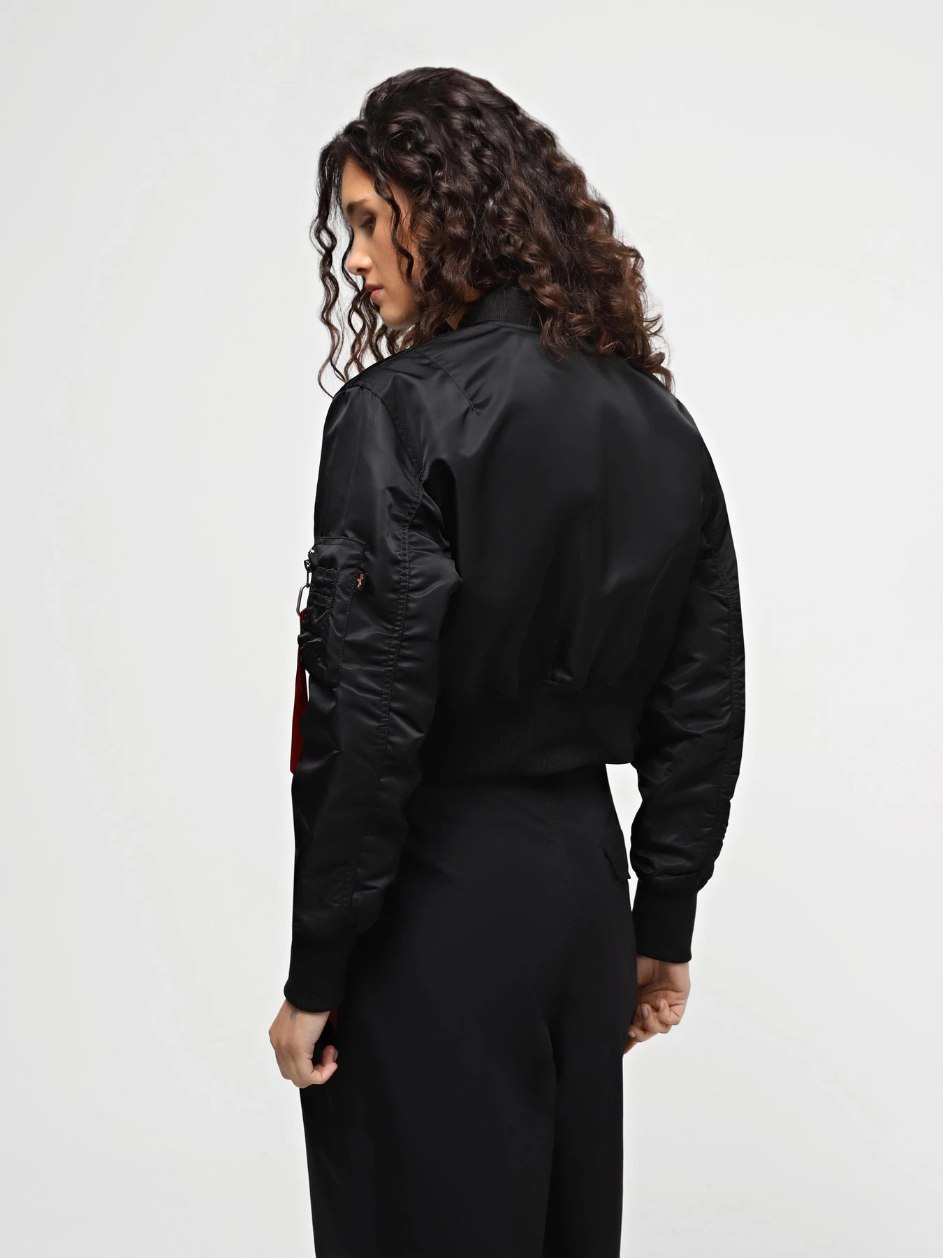 Куртки и дубленки Alpha Industries L-2b Cropped Gen II Bomber Jacket W модель WJL53000C1_001 Куртки и дубленки Alpha Industries L-2b Cropped Gen II Bomber Jacket W модель WJL53000C1_001 Фото