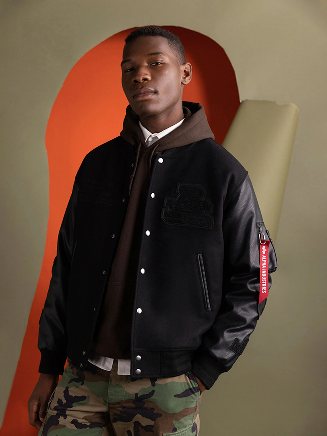 Куртки и дубленки Alpha Industries Faux Leather Ma-1 Varsity модель MJL54500C1_001 Куртки и дубленки Alpha Industries Faux Leather Ma-1 Varsity модель MJL54500C1_001 Фото